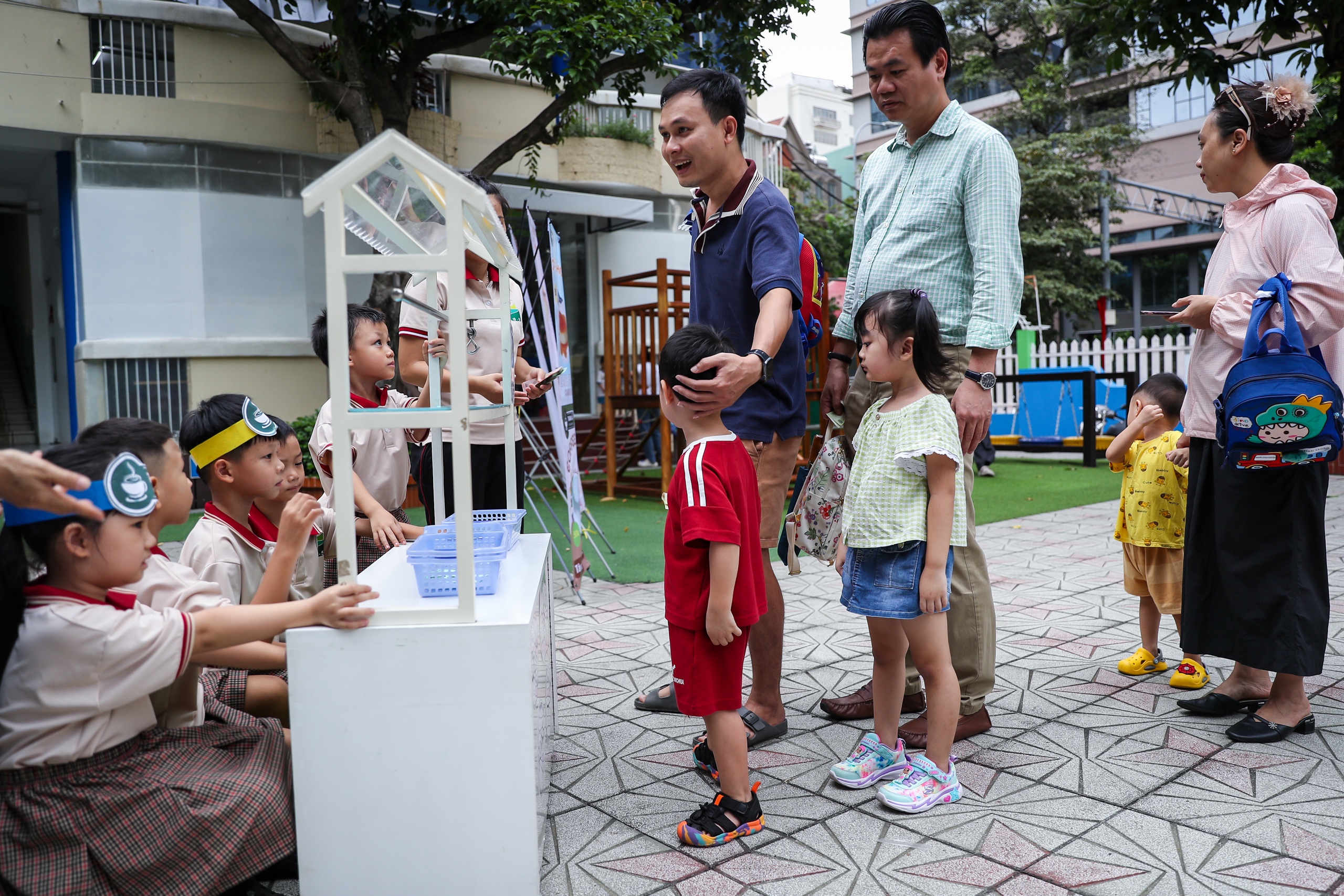 Ông bà vào trường cháu, thử vất vả nghề giáo viên mầm non - Ảnh 9.