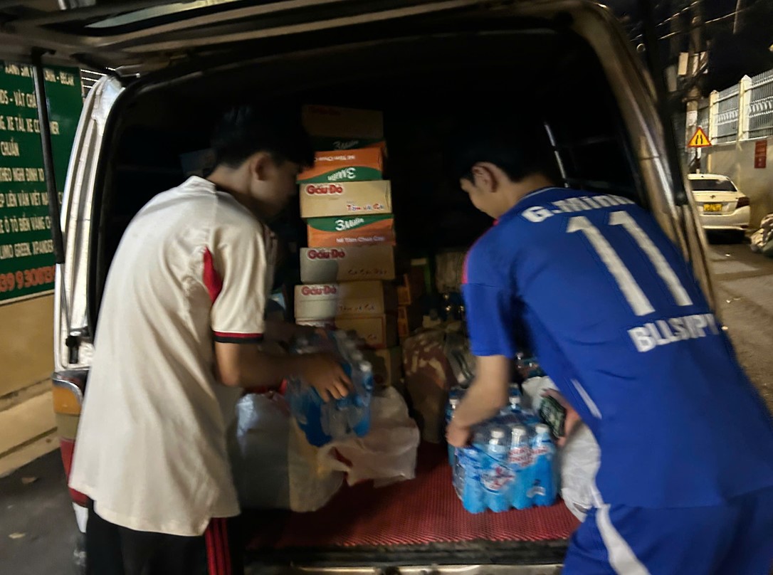 Giới trẻ chung tay cứu trợ miền Trung trong cơn lũ lịch sử - Ảnh 2.