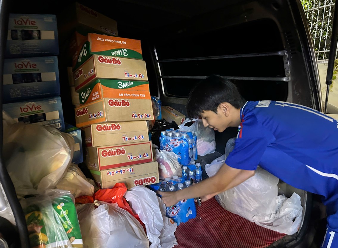 Giới trẻ chung tay cứu trợ miền Trung trong cơn lũ lịch sử - Ảnh 3.