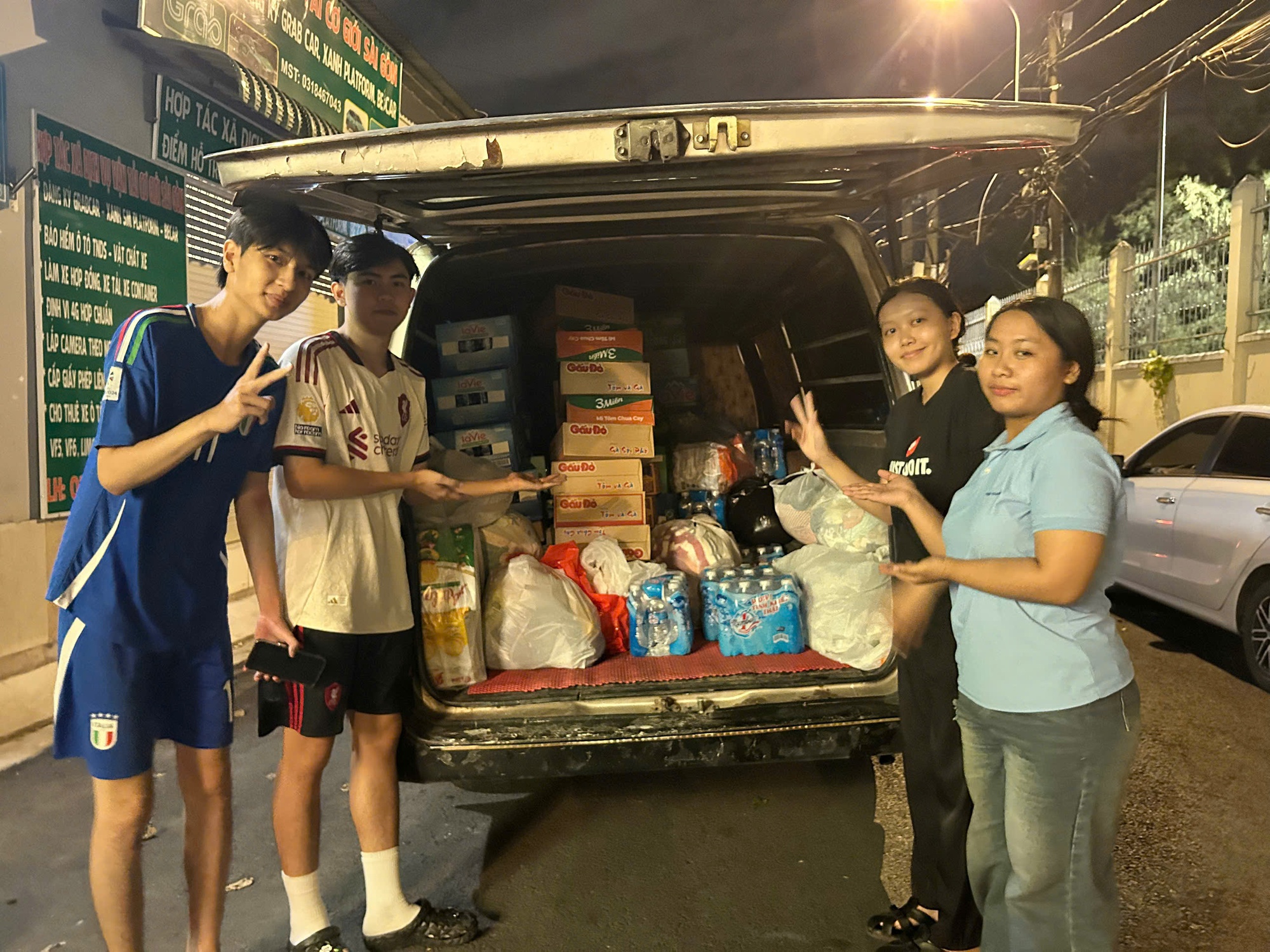 Giới trẻ chung tay cứu trợ miền Trung trong cơn lũ lịch sử - Ảnh 4.