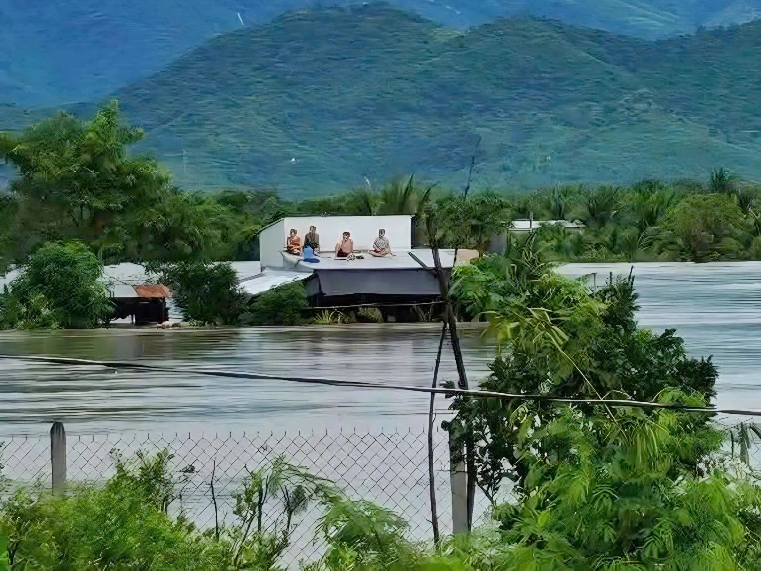 Người dân vùng ngập lụt Khánh Hòa, Phú Yên cũ kêu cứu 'có thai phụ và người già'- Ảnh 2. Người dân vùng ngập lụt Khánh Hòa, Phú Yên cũ kêu cứu 'có thai phụ và người già'- Ảnh 2.