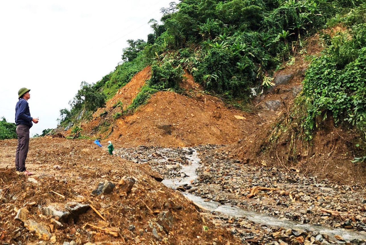 Trở về sau 4 ngày mất tích trong lũ, người nhà vỡ òa mổ gà ăn mừng - Ảnh 1.