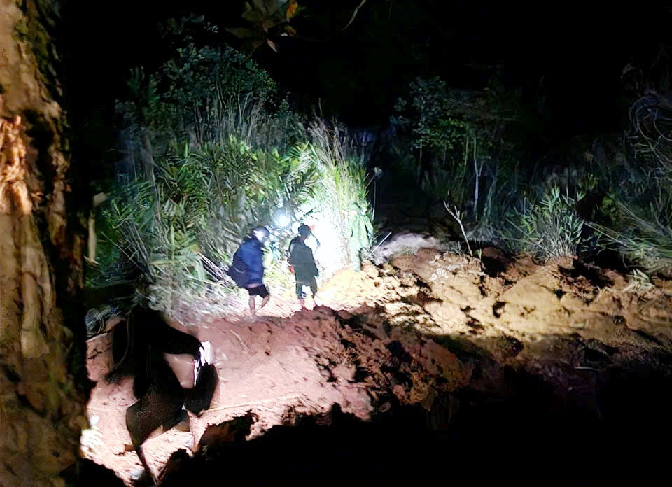 Đà Nẵng: Xuyên đêm vượt quãng đường sạt lở đưa thai phụ đi sinh - Ảnh 2.