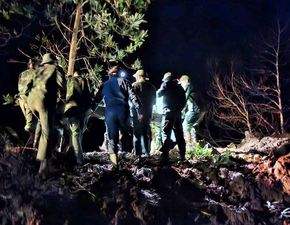 Đà Nẵng: Xuyên đêm vượt quãng đường sạt lở đưa thai phụ đi sinh - Ảnh 1.