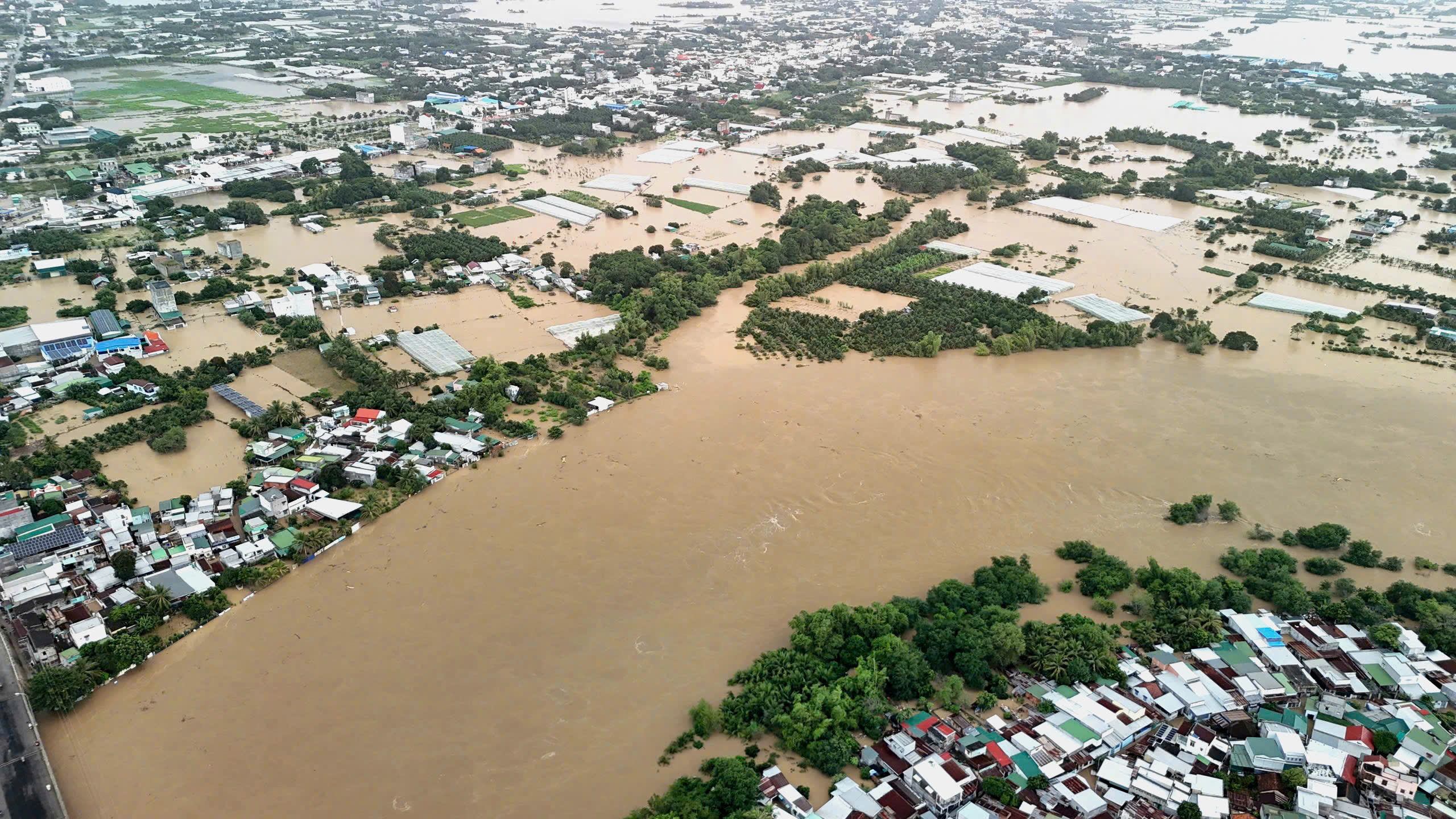 Khánh Hòa: Hồ Sông Cái tăng xả lũ vượt 2.000 m³/s, cảnh báo ngập sâu 3,5m - Ảnh 2. Khánh Hòa: Hồ Sông Cái tăng xả lũ vượt 2.000 m³/s, cảnh báo ngập sâu 3,5m - Ảnh 2.
