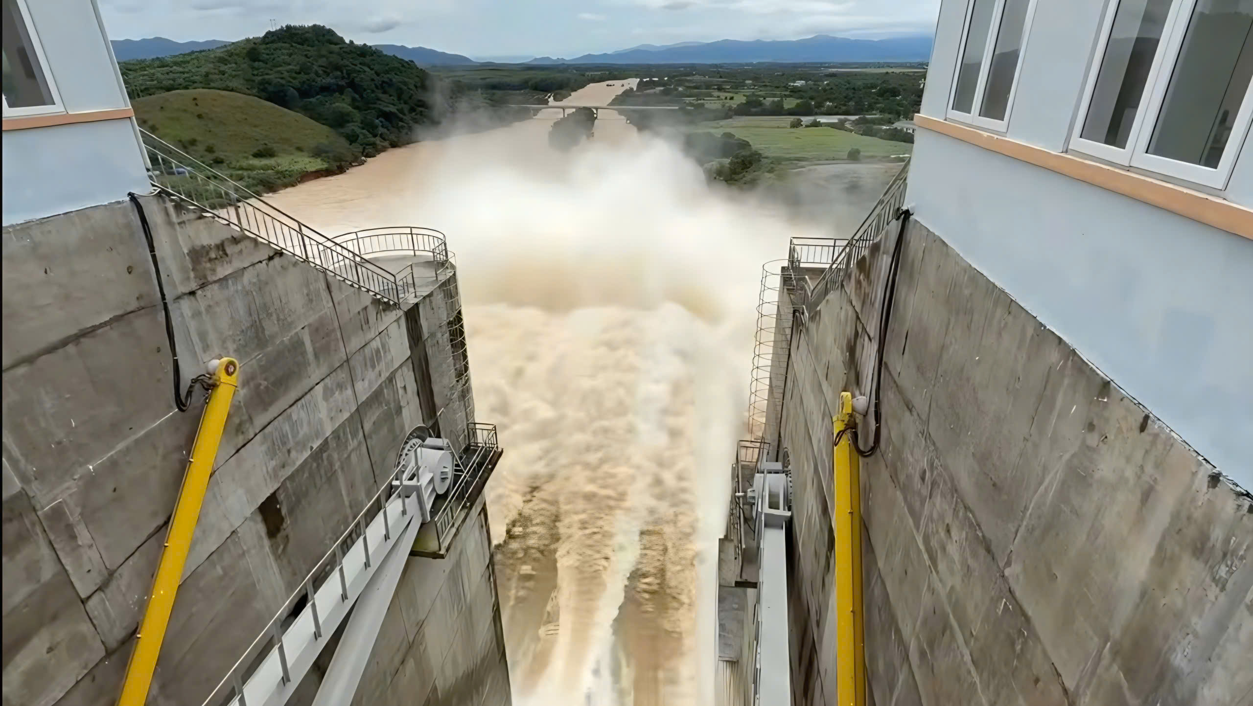 Khánh Hòa: Hồ Sông Cái tăng xả lũ vượt 2.000 m³/s, cảnh báo ngập sâu 3,5m - Ảnh 1. Khánh Hòa: Hồ Sông Cái tăng xả lũ vượt 2.000 m³/s, cảnh báo ngập sâu 3,5m - Ảnh 1.