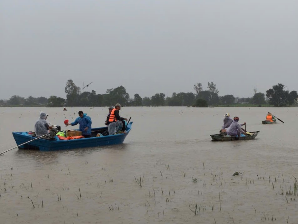 Đắk Lắk tổng lực cứu người dân vùng lũ Phú Yên cũ- Ảnh 2.