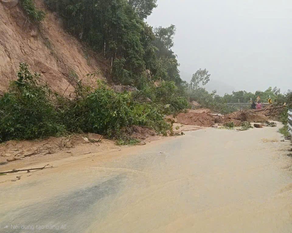 Khánh Hòa: Sạt lở khu vực đèo Cổ Mã và đèo Cả trong ngập lụt lịch sử- Ảnh 1. Khánh Hòa: Sạt lở khu vực đèo Cổ Mã và đèo Cả trong ngập lụt lịch sử- Ảnh 1.