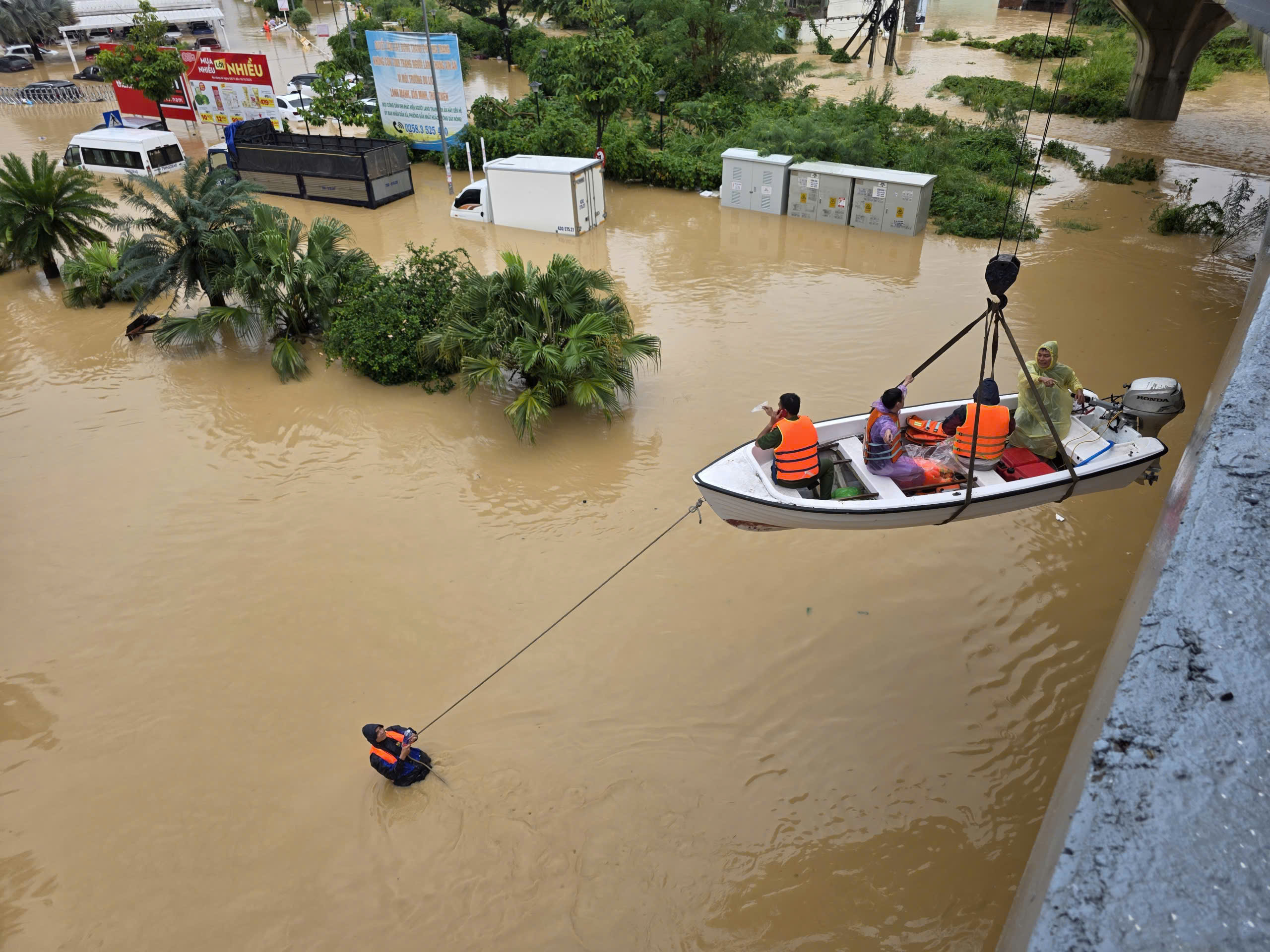 Ngập lụt ở Khánh Hòa: Quân đội, công an suốt đêm ngày cứu người già, trẻ em- Ảnh 14.
