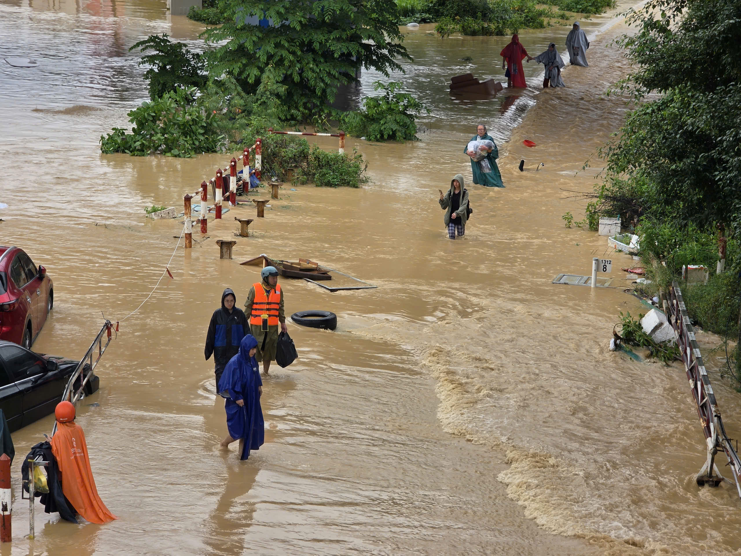 Ngập lụt ở Khánh Hòa: Quân đội, công an suốt đêm ngày cứu người già, trẻ em- Ảnh 4.