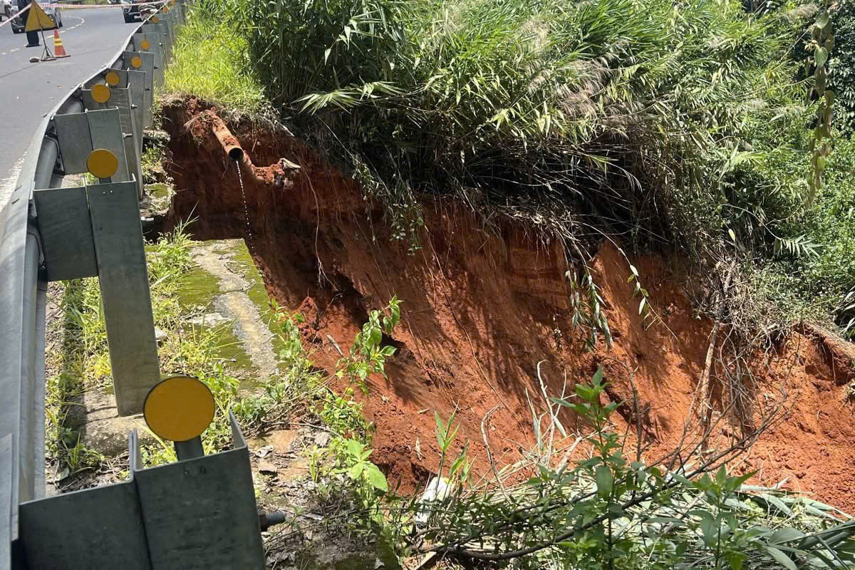 Cấm xe tải trên 3 , 5 tấn qua đèo Tà Nung để hạn chế sạt lở - Ảnh 2.