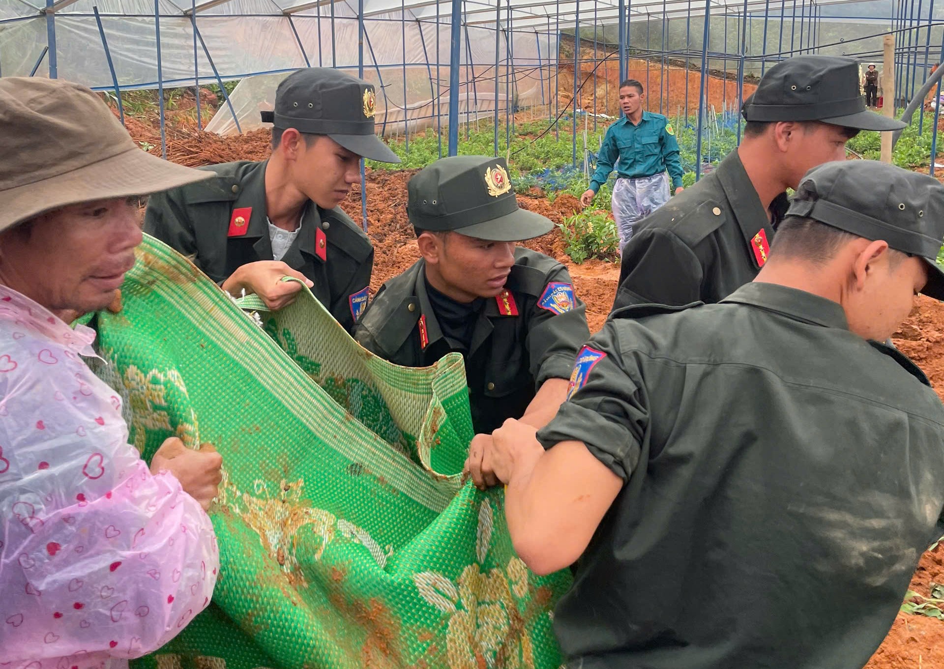 Sạt lở đất vùi lấp người làm hoa trong nhà kính tại Lâm Đồng - Ảnh 2. Sạt lở đất vùi lấp người làm hoa trong nhà kính tại Lâm Đồng - Ảnh 2.