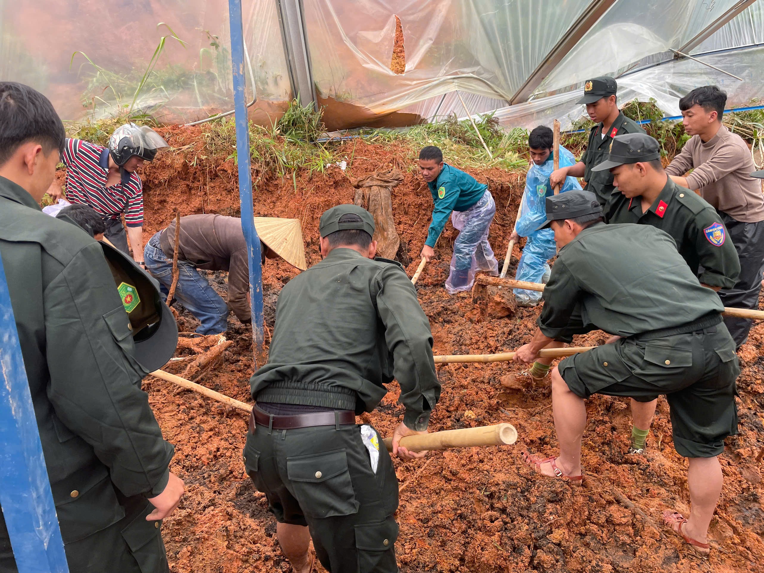 Sạt lở đất vùi lấp người làm hoa trong nhà kính tại Lâm Đồng - Ảnh 1. Sạt lở đất vùi lấp người làm hoa trong nhà kính tại Lâm Đồng - Ảnh 1.