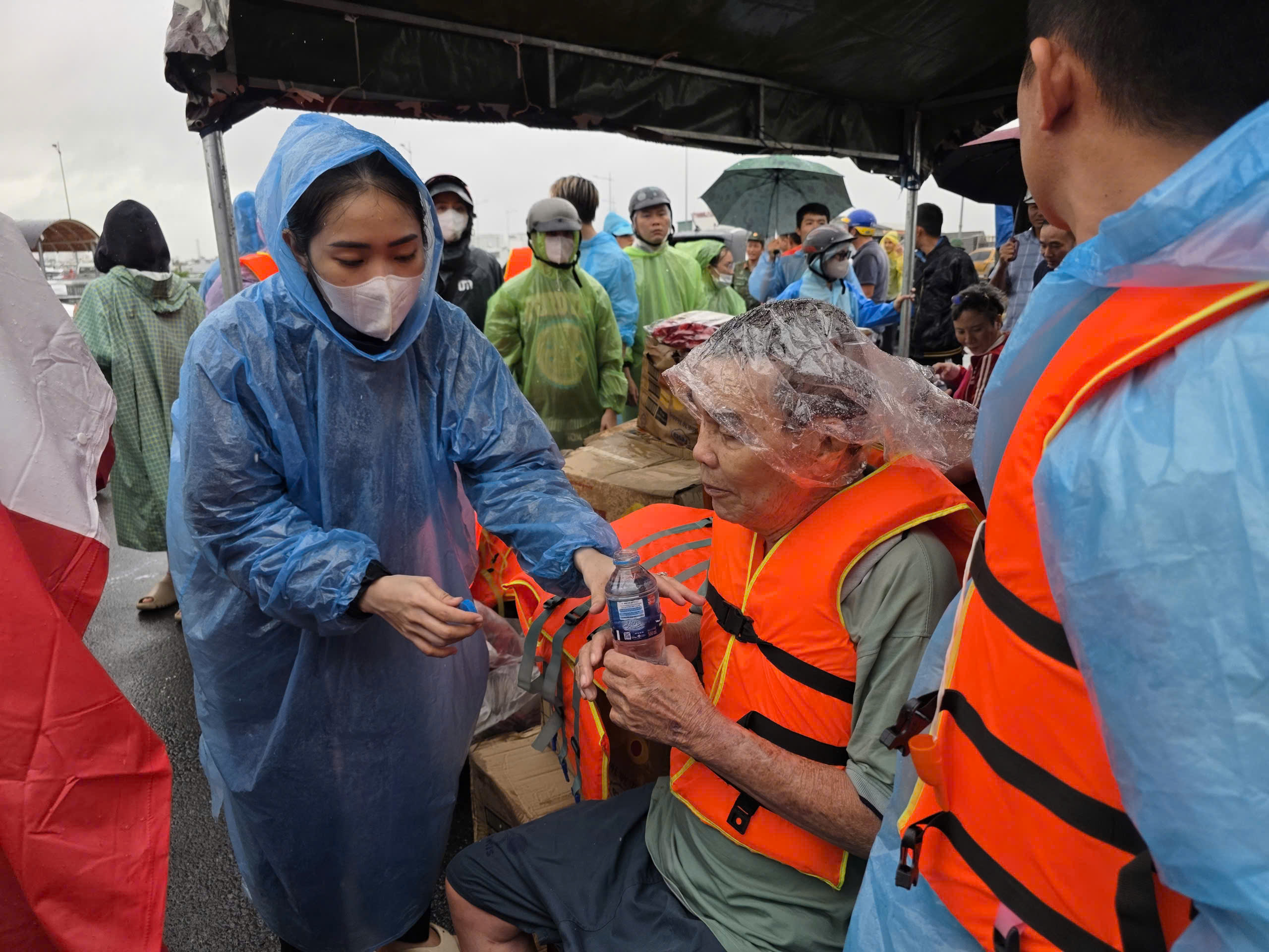 Ngập lụt ở Khánh Hòa: Quân đội, công an suốt đêm ngày cứu người già, trẻ em- Ảnh 5.