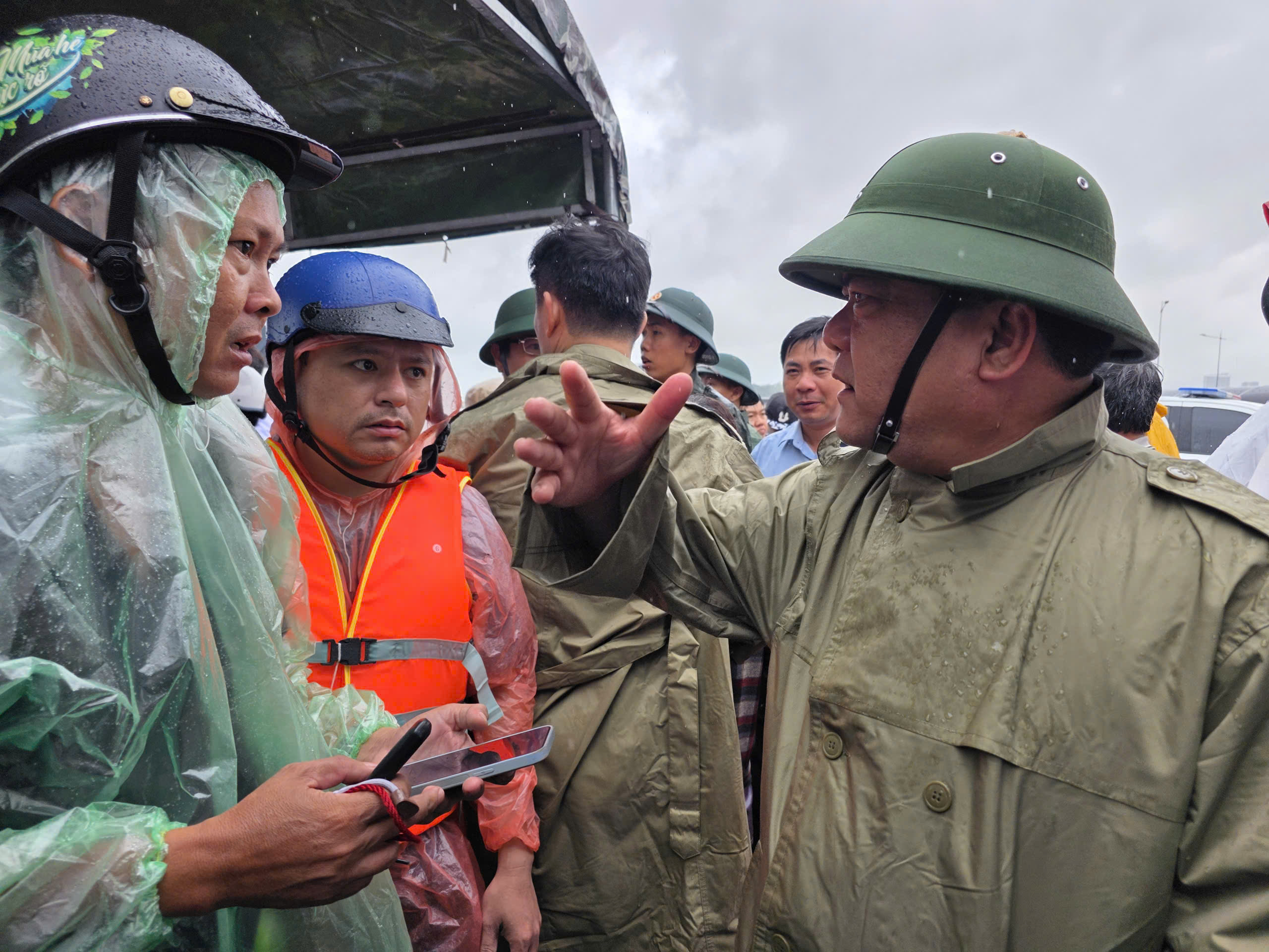 Ngập lụt ở Khánh Hòa: Quân đội, công an suốt đêm ngày cứu người già, trẻ em- Ảnh 6.
