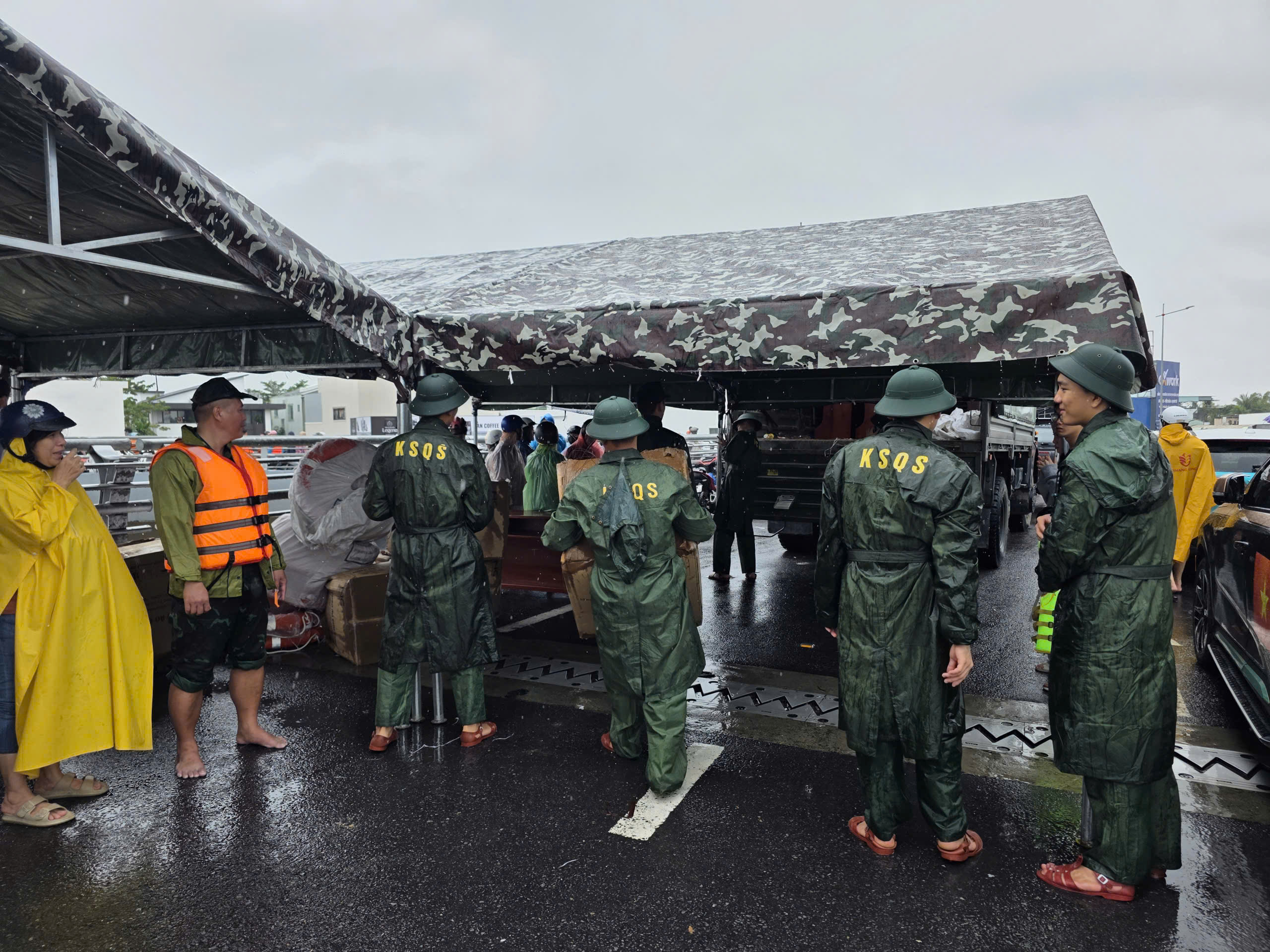 Ngập lụt ở Khánh Hòa: Quân đội, công an suốt đêm ngày cứu người già, trẻ em- Ảnh 7.