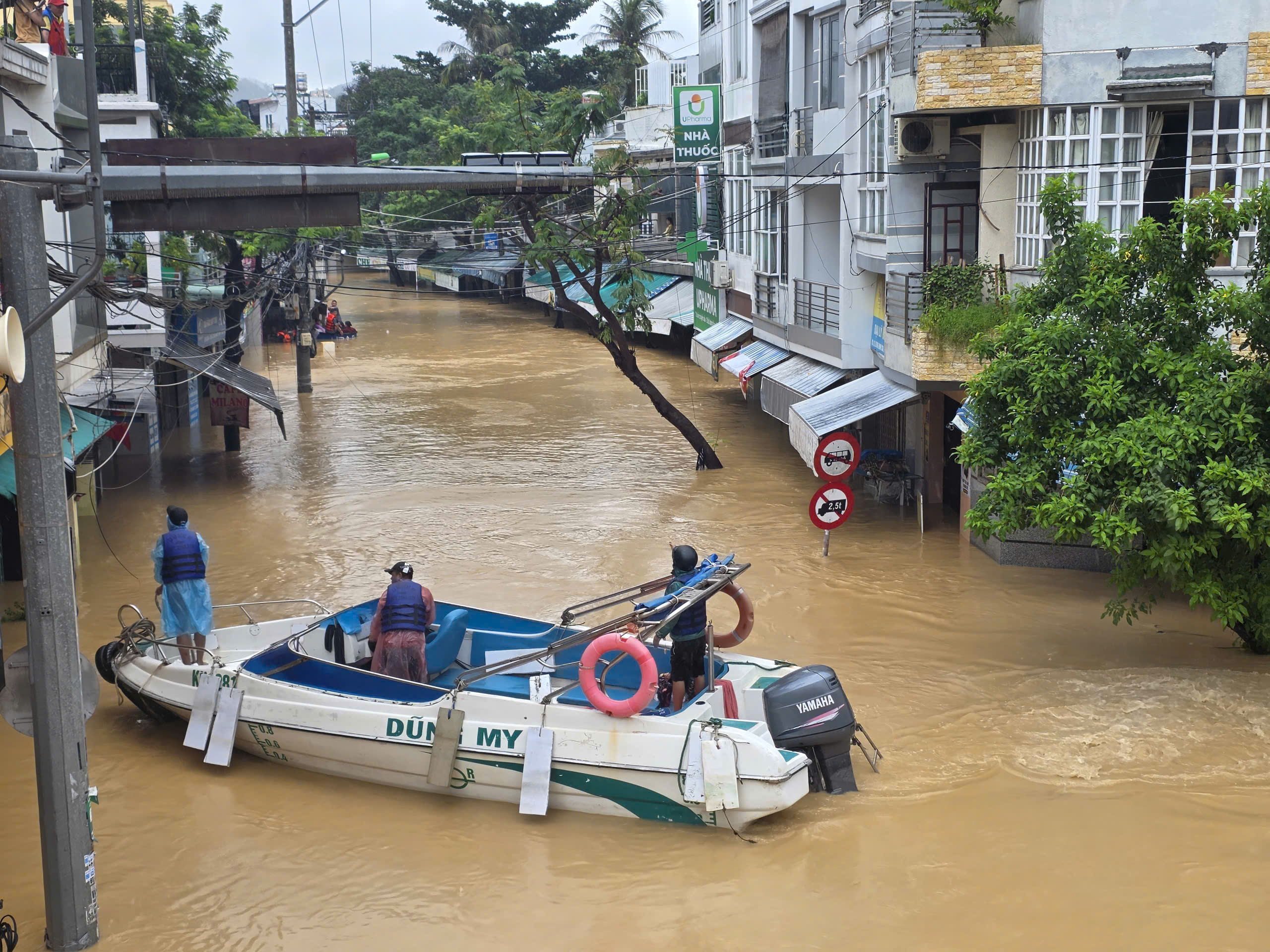 Ngập lụt ở Khánh Hòa: Quân đội, công an suốt đêm ngày cứu người già, trẻ em- Ảnh 11.