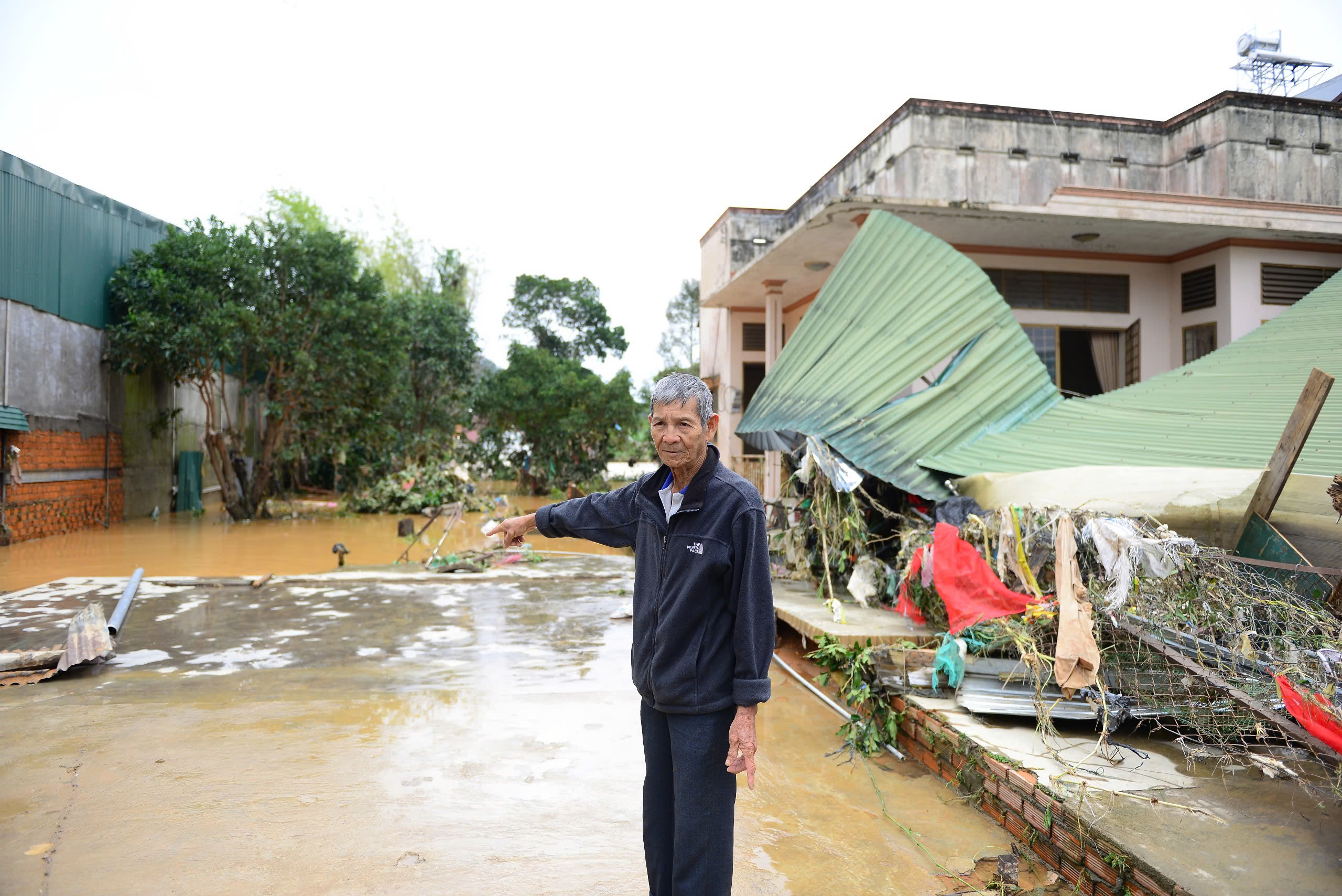 Quân khu 7 cử 1.000 cán bộ, chiến sĩ hỗ trợ Lâm Đồng khắc phục mưa lũ - Ảnh 5.