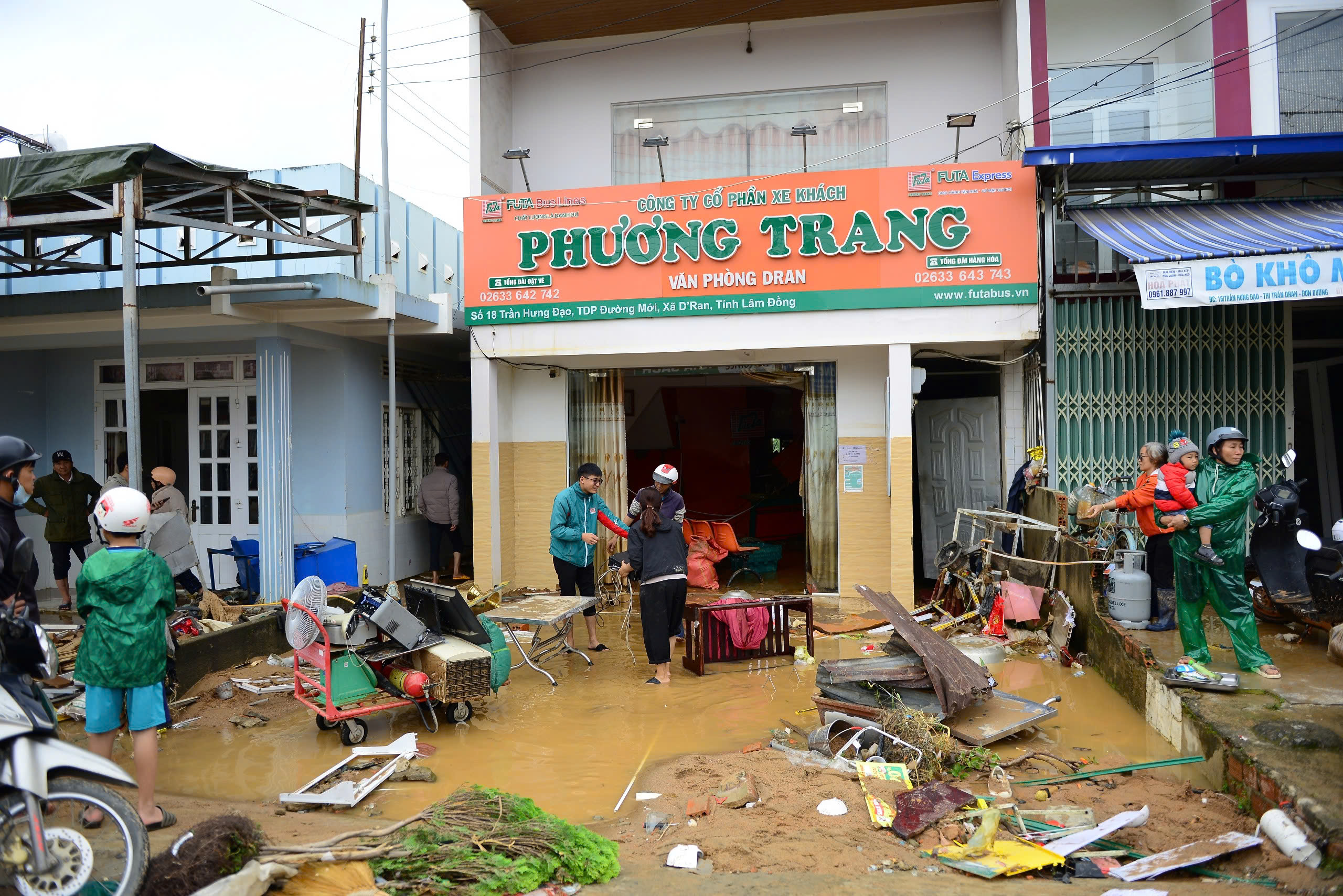 Quân khu 7 cử 1.000 cán bộ, chiến sĩ hỗ trợ Lâm Đồng khắc phục mưa lũ - Ảnh 4.