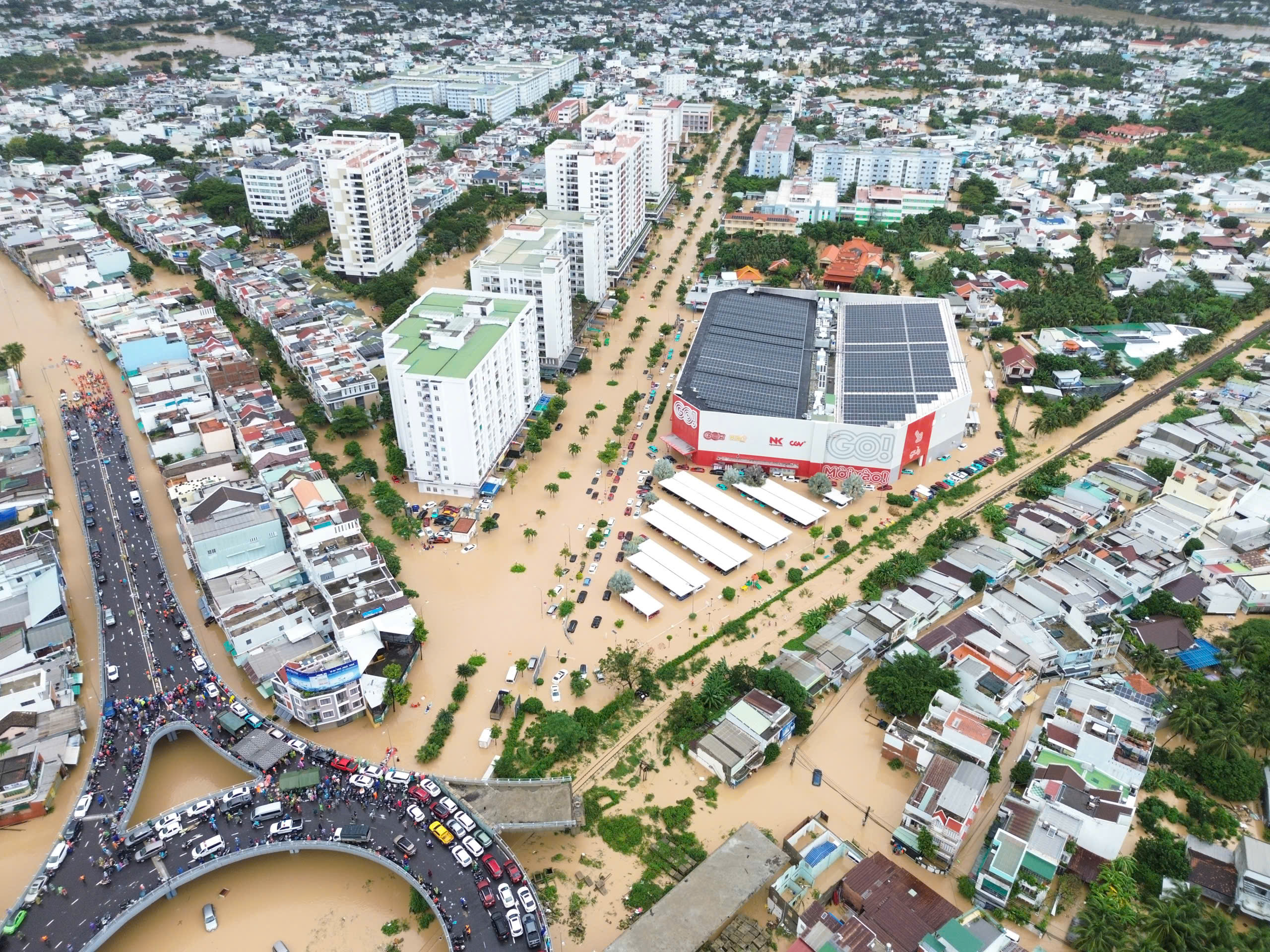 Biển nước ngập lụt Tây Nha Trang, vòng xoay Ngọc Hội thành nơi 'cứu' ô tô- Ảnh 2.