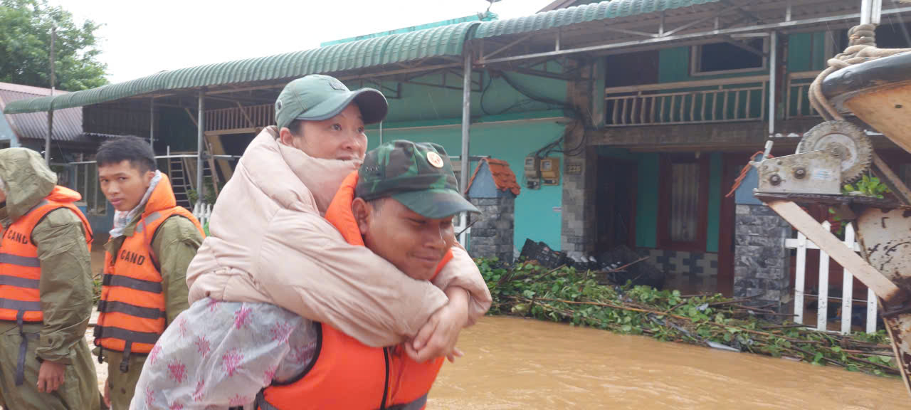 Quân khu 7 cử 1.000 cán bộ, chiến sĩ hỗ trợ Lâm Đồng khắc phục mưa lũ - Ảnh 6.