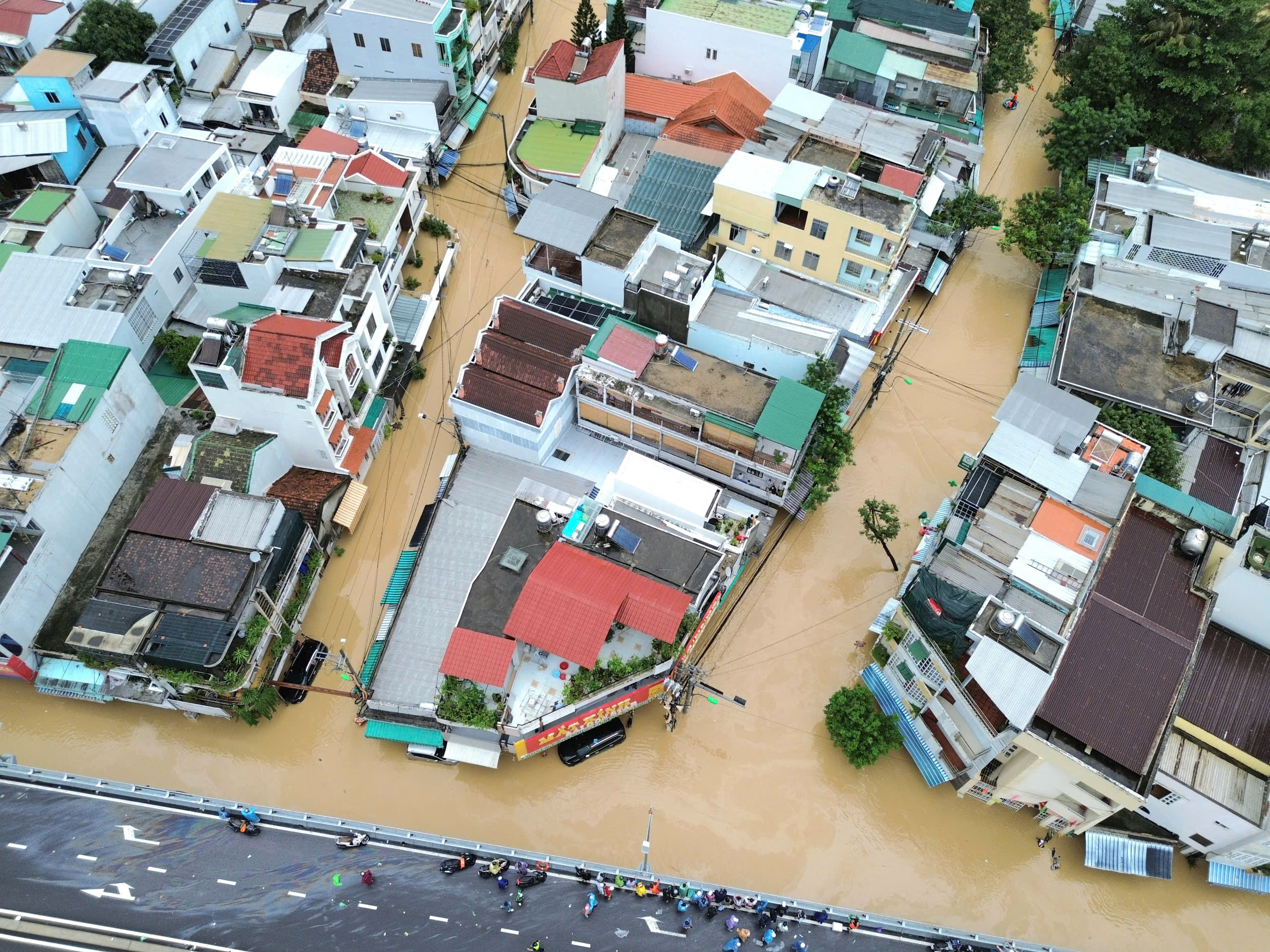 Biển nước ngập lụt Tây Nha Trang, vòng xoay Ngọc Hội thành nơi 'cứu' ô tô- Ảnh 7.