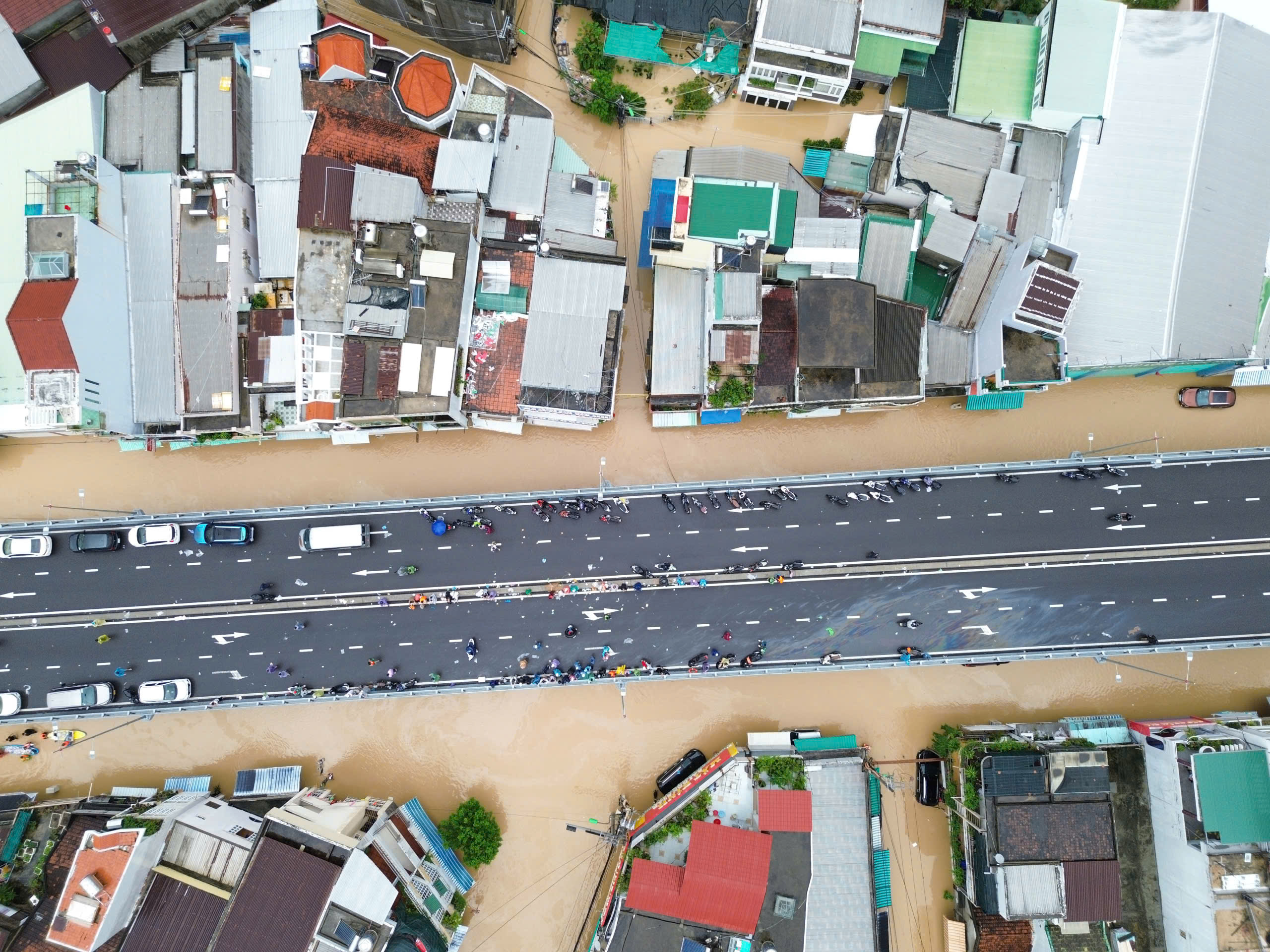 Biển nước ngập lụt Tây Nha Trang, vòng xoay Ngọc Hội thành nơi 'cứu' ô tô- Ảnh 8.