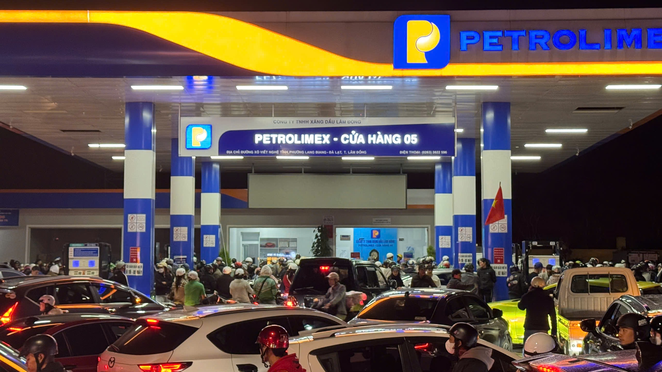 Hết cấm xe trên 3,5 tấn qua đèo Tà Nung, các cây xăng trở lại bình thường - Ảnh 2.