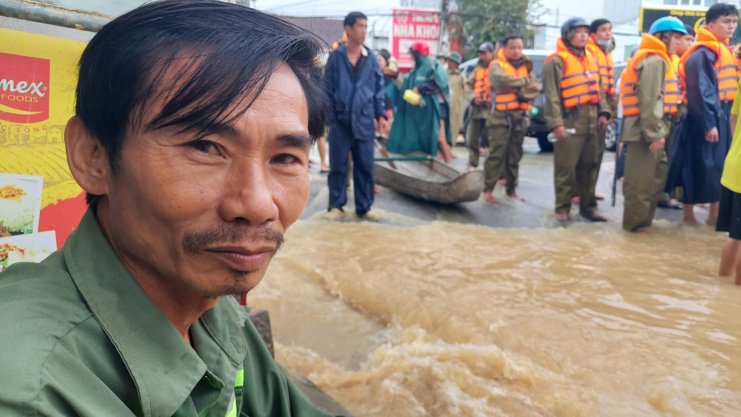 Nhịn đói 2 ngày, bám mái tôn chờ cứu hộ: Người Gia Lai kể lại phút thoát hiểm - Ảnh 1.