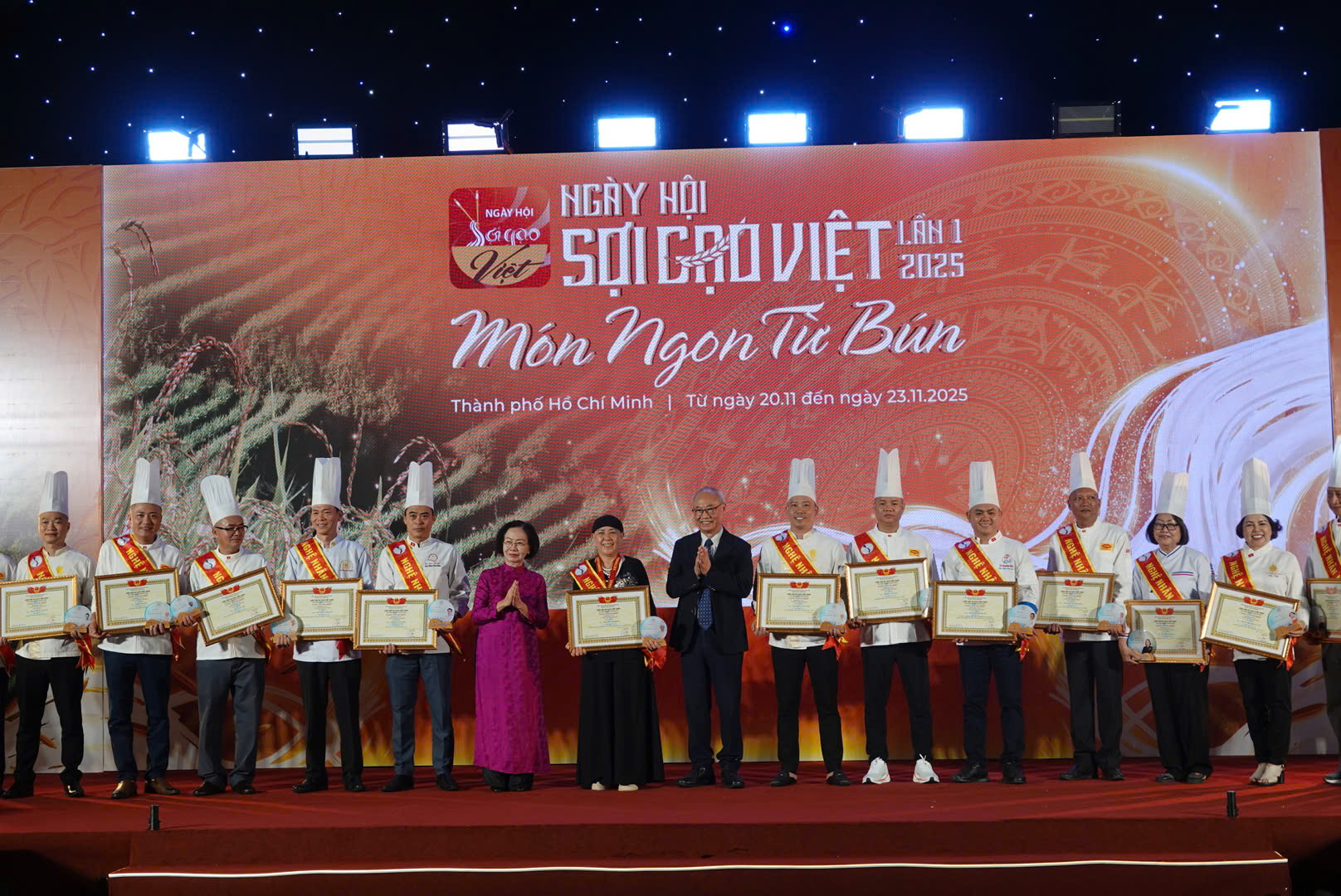 រឹតបន្តឹងសុវត្ថិភាពម្ហូបអាហារក្នុងពិធីបុណ្យគុយទាវឆ្ងាញ់នៅទីក្រុងហូជីមិញ - រូបថត ៧. Siết chặt an toàn thực phẩm ở ngày hội món ngon từ bún ở TP.HCM- Ảnh 7.