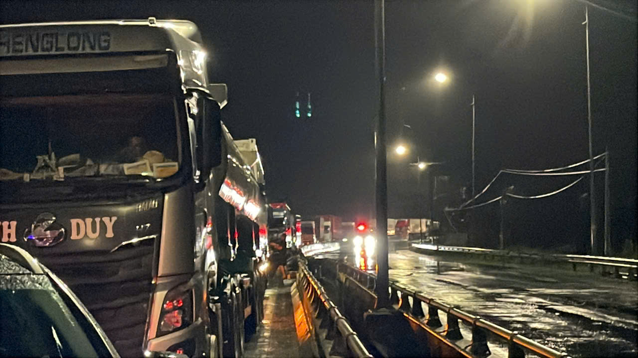 Đêm 20 . 11 Tại Đắk Lắk: Nước lũ dâng cao , xe cộ kẹt giữa đèo Nại - Ảnh 3. Đêm 20 . 11 Tại Đắk Lắk: Nước lũ dâng cao , xe cộ kẹt giữa đèo Nại - Ảnh 3.