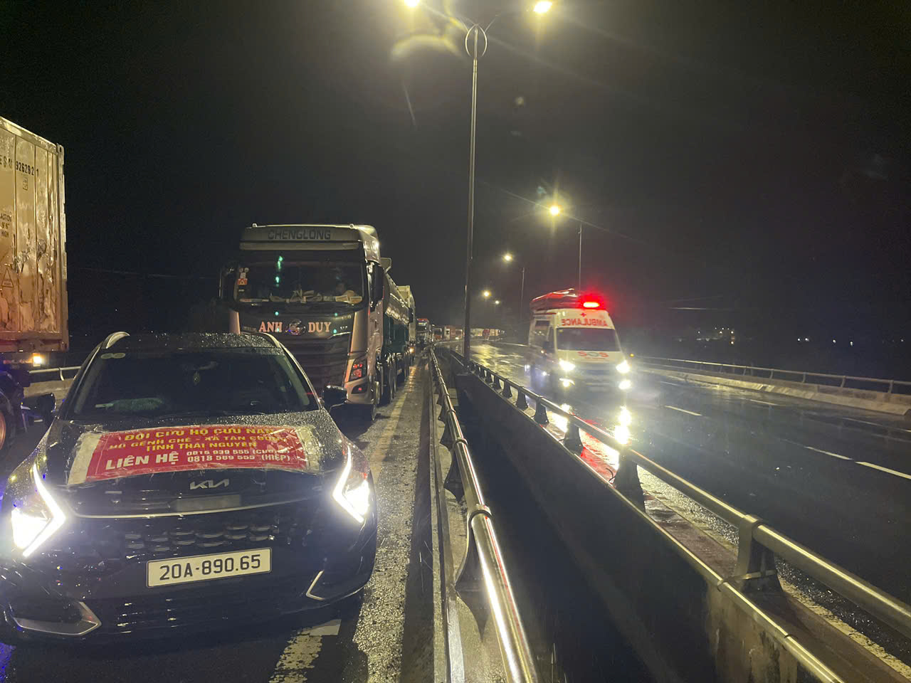 Đêm 20 . 11 Tại Đắk Lắk: Nước lũ dâng cao , xe cộ kẹt giữa đèo Nại - Ảnh 1. Đêm 20 . 11 Tại Đắk Lắk: Nước lũ dâng cao , xe cộ kẹt giữa đèo Nại - Ảnh 1.