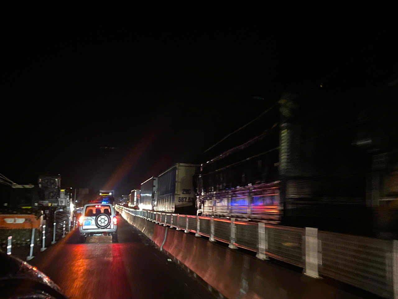 Đêm 20 . 11 Tại Đắk Lắk: Nước lũ dâng cao , xe cộ kẹt giữa đèo Nại - Ảnh 2. Đêm 20 . 11 Tại Đắk Lắk: Nước lũ dâng cao , xe cộ kẹt giữa đèo Nại - Ảnh 2.