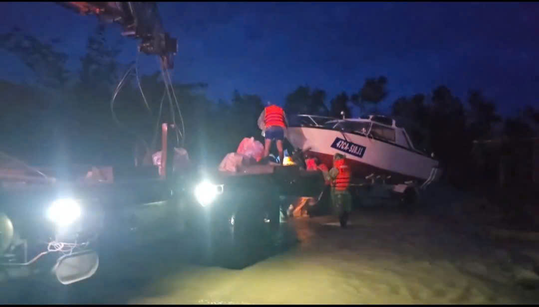 Xuyên đêm giải cứu hàng trăm người giữa lũ: Ghi nhận của PV Thanh Niên ở Đắk Lắk - Ảnh 1.