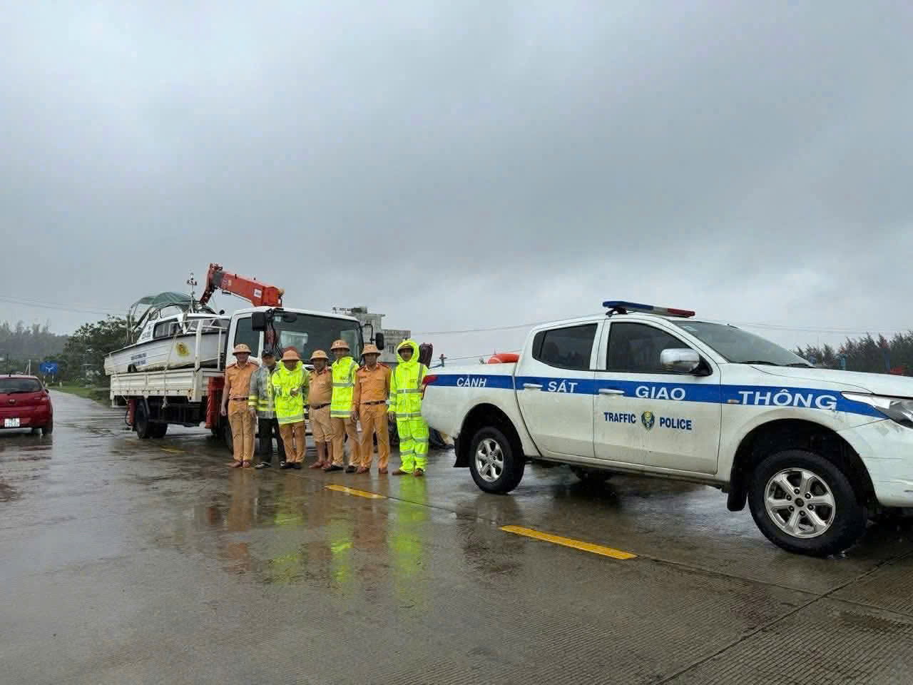 Xuyên đêm giải cứu hàng trăm người giữa lũ: Ghi nhận của PV Thanh Niên ở Đắk Lắk - Ảnh 4.