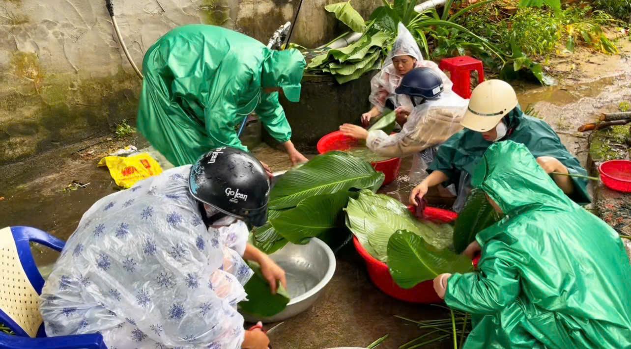 Những cánh tay trong mưa lạnh ngập lụt Phú Yên cũ, quá đỗi xót xa- Ảnh 2.