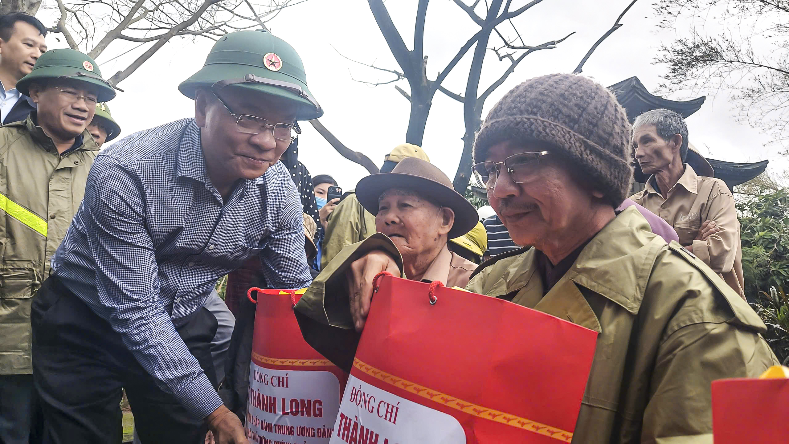 Phó thủ tướng Lê Thành Long chỉ đạo tổng lực hỗ trợ người dân vùng lũ- Ảnh 1.