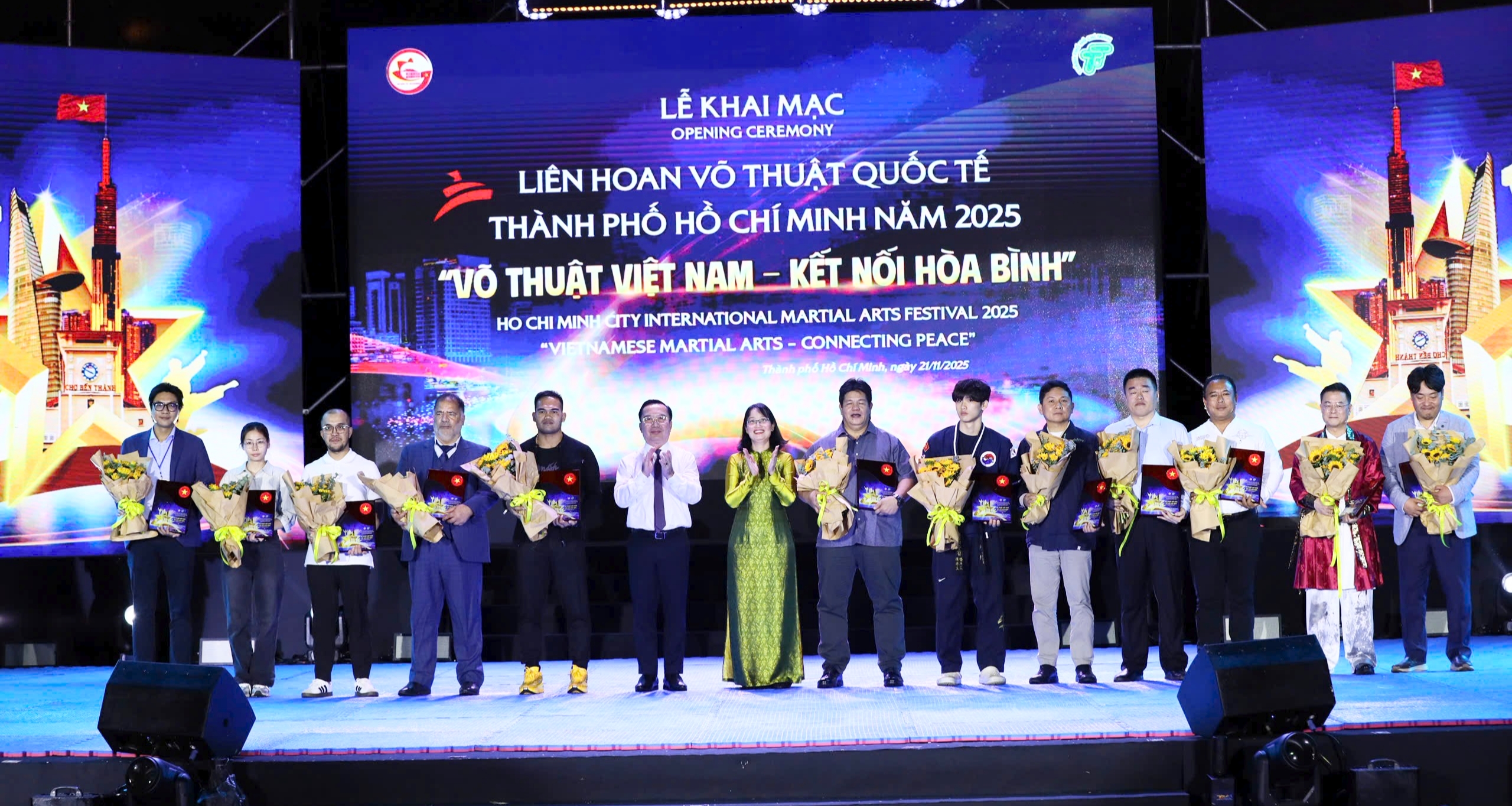 Du khách nước ngoài trầm trồ với màn biểu diễn võ thuật mãn nhãn tại TP.HCM- Ảnh 1.