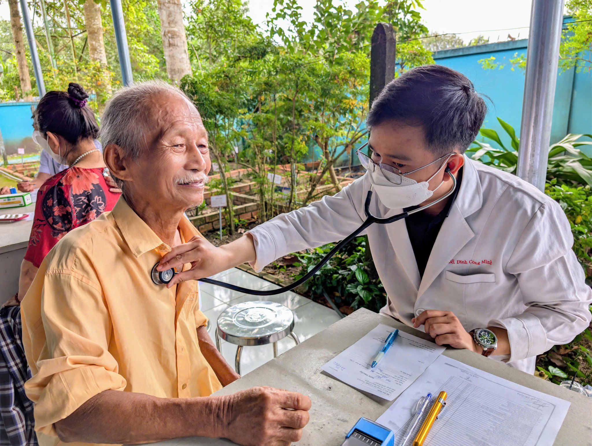 Công an TP.HCM khám bệnh, tặng quà cho dân hai xã ngoại thành - Ảnh 2.