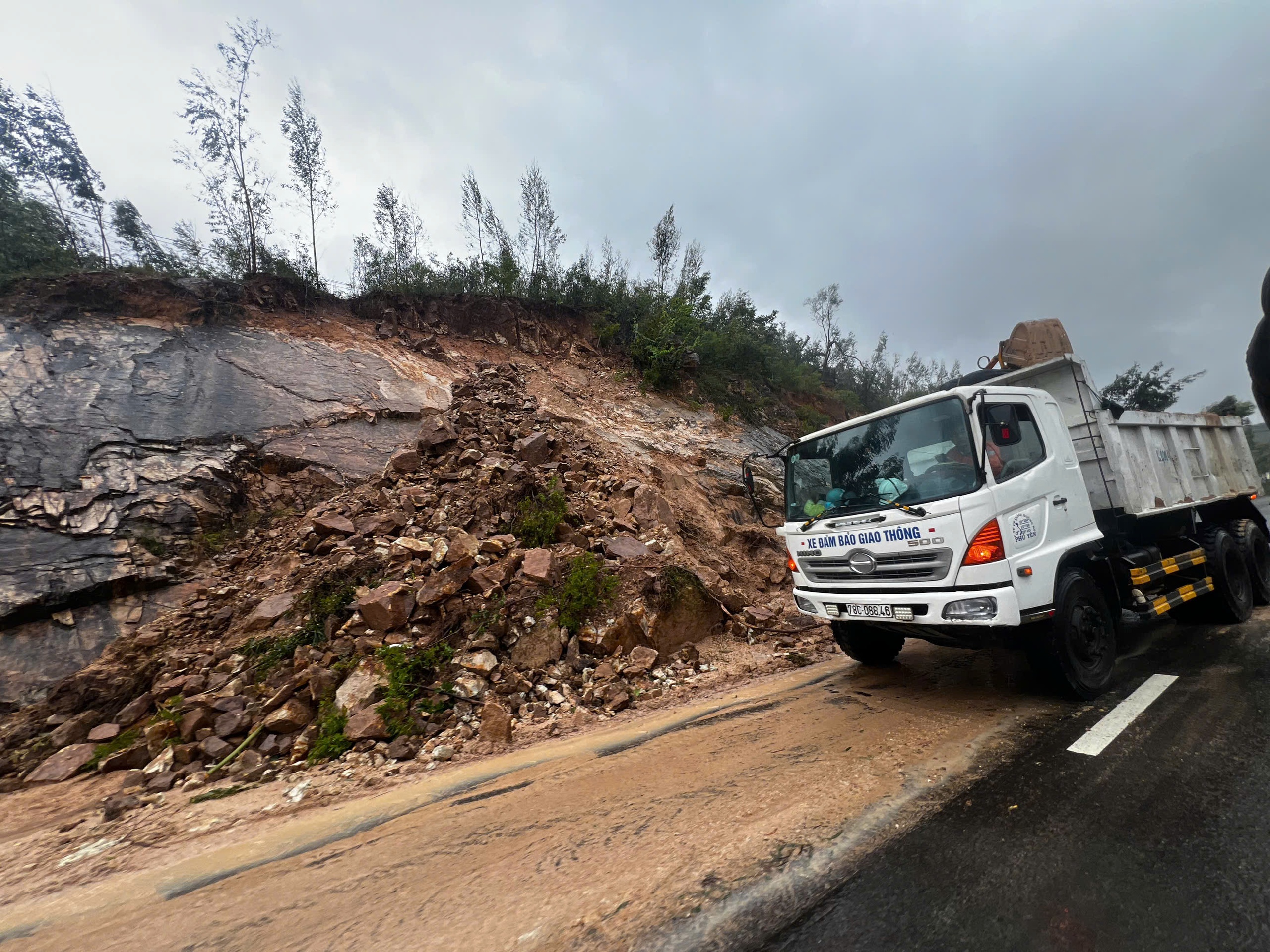 Đội Cano 74 Quảng Trị xuyên đêm ứng cứu vùng ngập lụt Tuy Hòa, quên hết mệt- Ảnh 1.