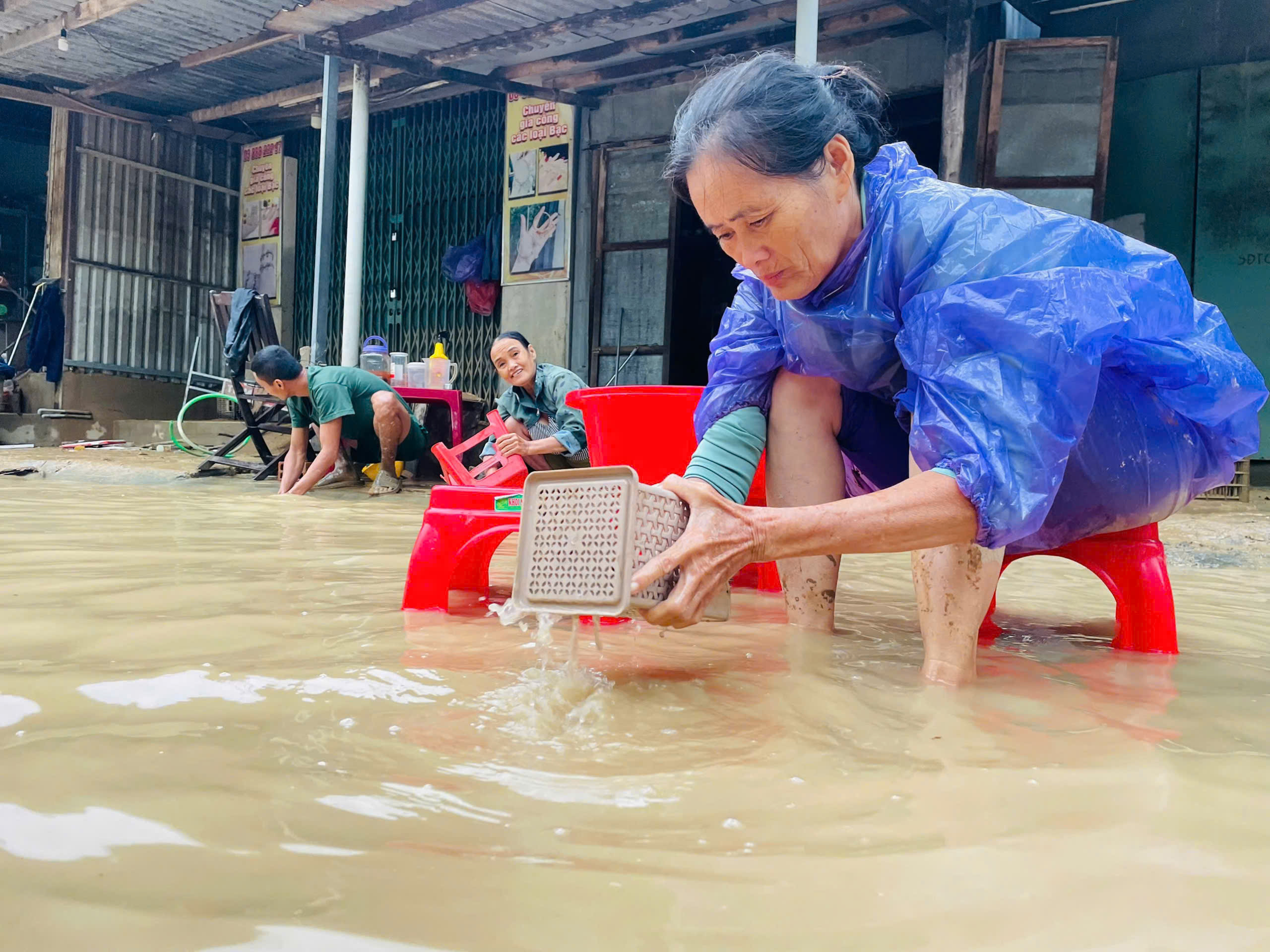 Quy Nhơn ngập lụt: 'Trắng tay, không biết bắt đầu lại từ đâu'- Ảnh 4.