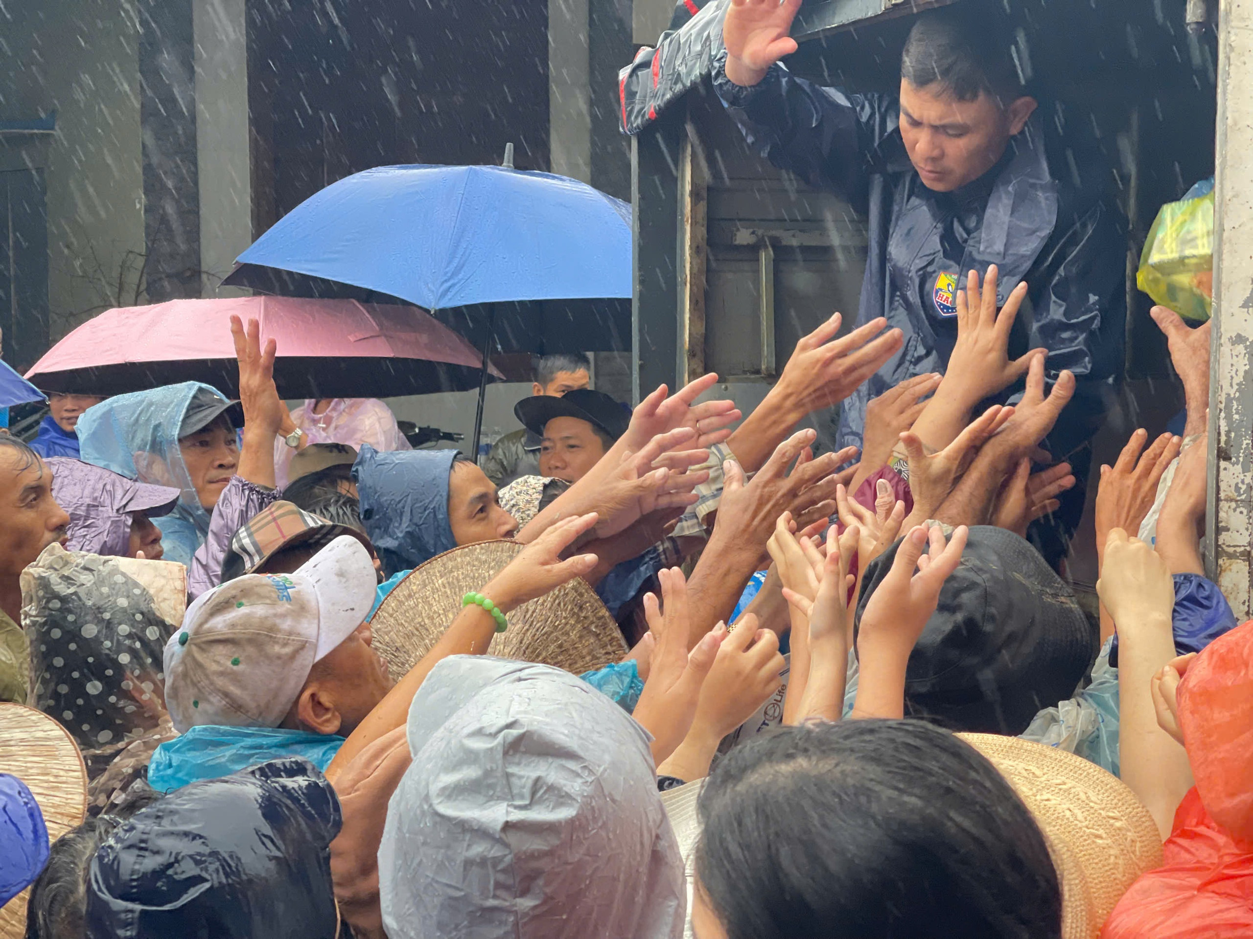 Những cánh tay trong mưa lạnh ngập lụt Phú Yên cũ, quá đỗi xót xa- Ảnh 6.