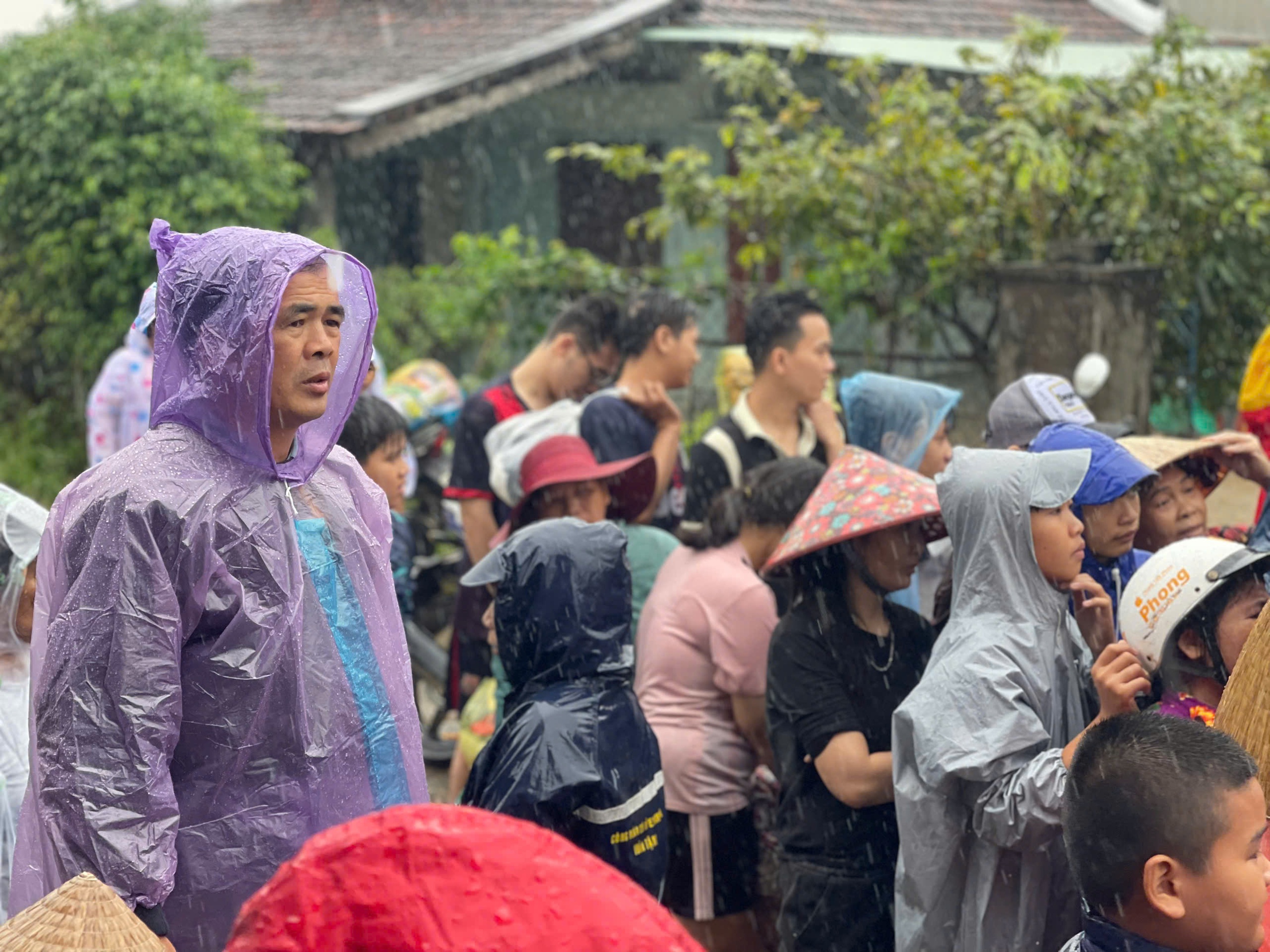 Những cánh tay trong mưa lạnh ngập lụt Phú Yên cũ, quá đỗi xót xa- Ảnh 7.