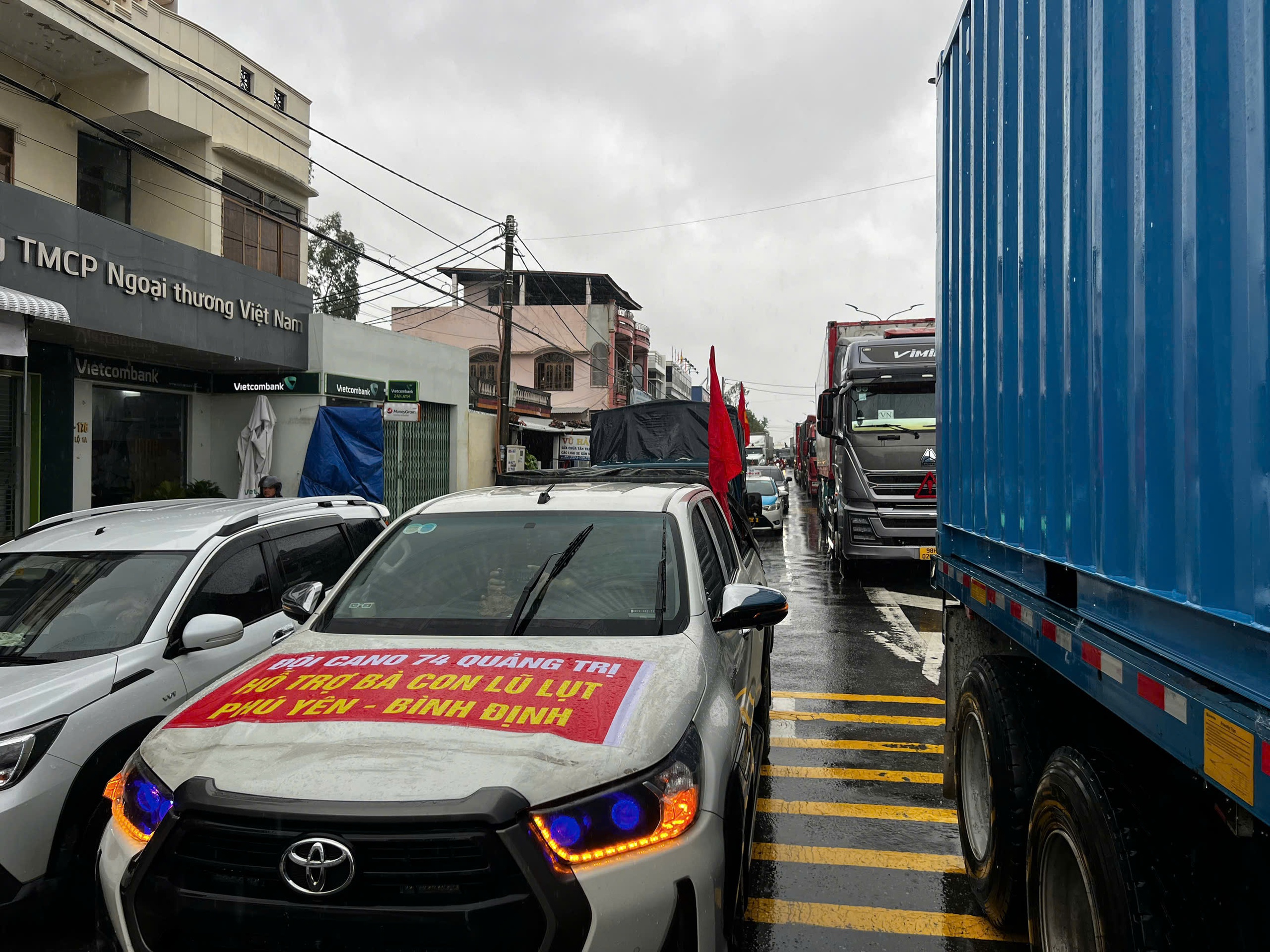 Đội Cano 74 Quảng Trị xuyên đêm ứng cứu vùng ngập lụt Tuy Hòa, quên hết mệt- Ảnh 3.