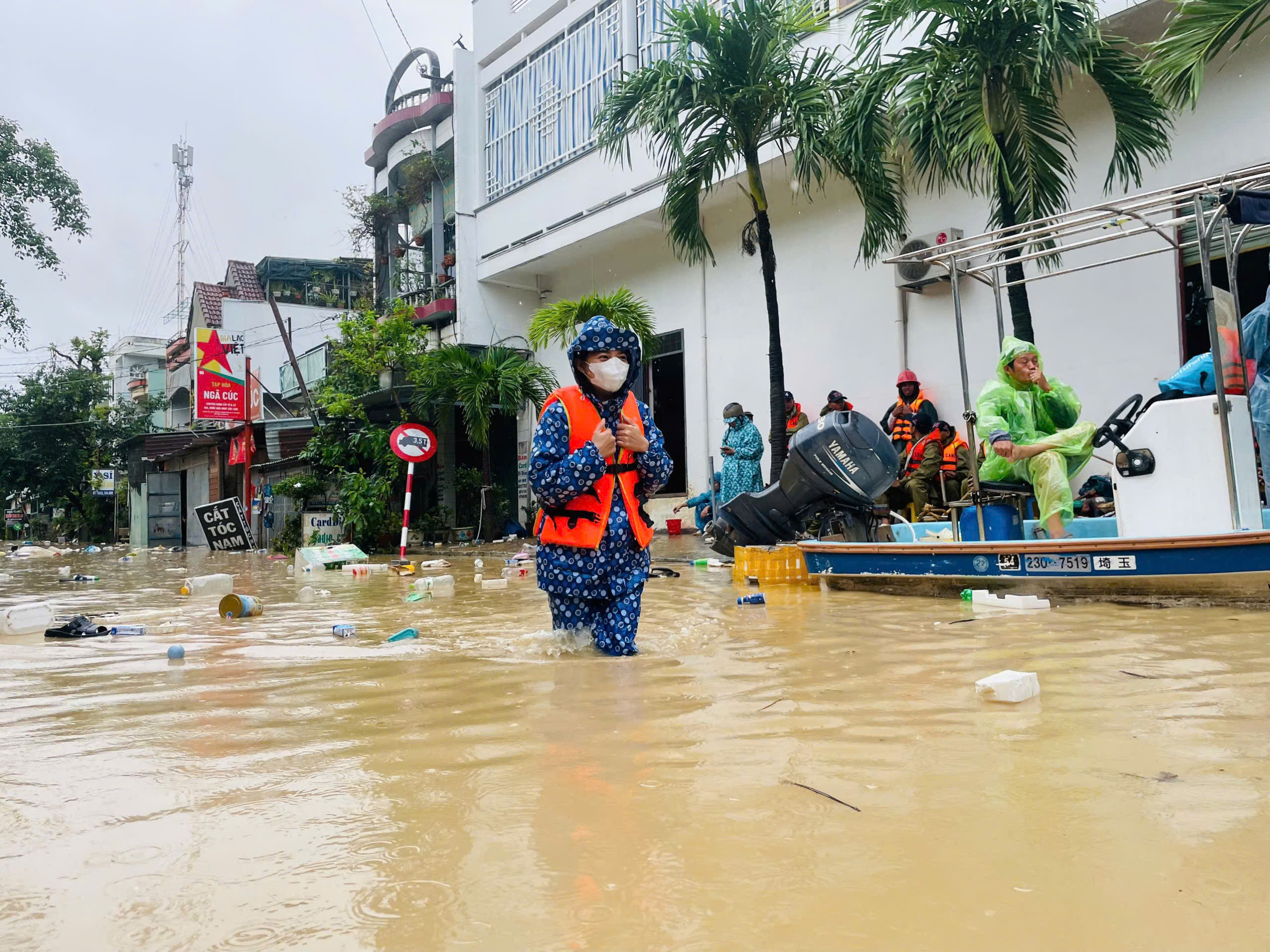 Quy Nhơn ngập lụt: 'Trắng tay, không biết bắt đầu lại từ đâu'- Ảnh 1.