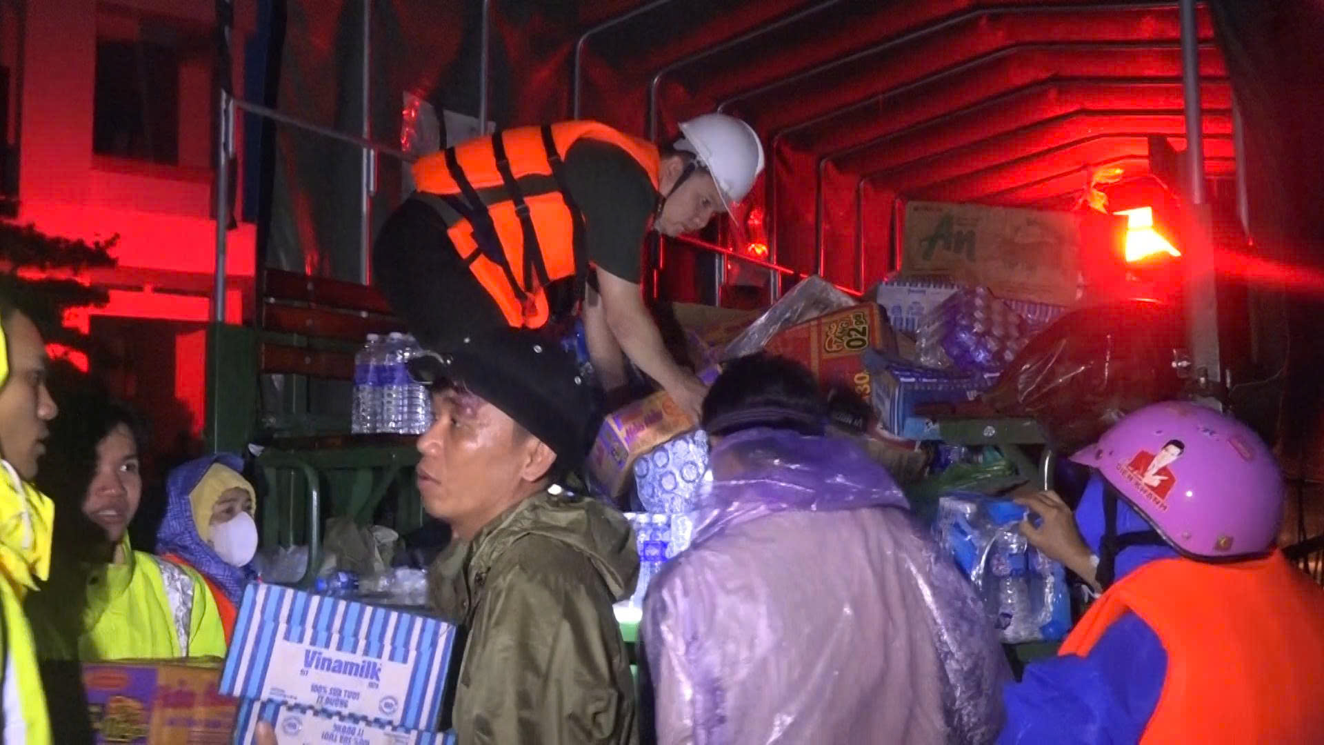 Quy Nhơn ngập lụt: Nhiều người trẻ tình nguyện lao vào vùng lũ giúp dân - Ảnh 4.