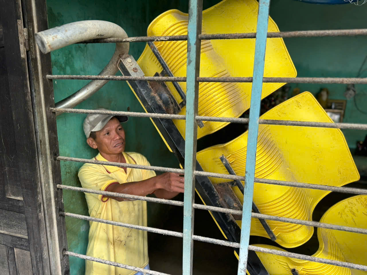 Quy Nhơn ngập lụt: Khổ sở sau đêm ‘chỉ kịp leo lên mái nhà’- Ảnh 4. Quy Nhơn ngập lụt: Khổ sở sau đêm ‘chỉ kịp leo lên mái nhà’- Ảnh 4.