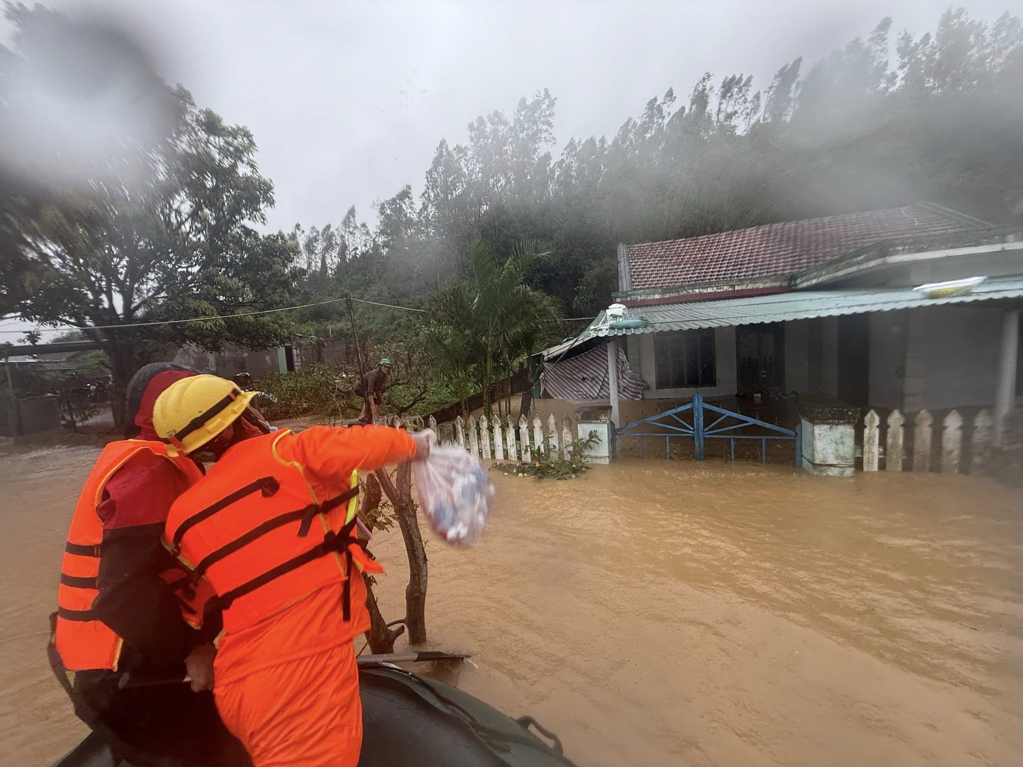 Người Hà Tĩnh lên mái nhà trao đồ ăn giúp người Đắk Lắk: 'An toàn nhé!'- Ảnh 5.