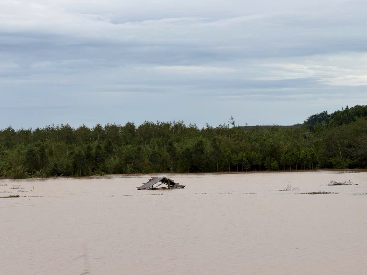 Thủy điện Đồng Nai 5 xả tràn, hàng trăm hộ dân hạ nguồn bị ngập lụt - Ảnh 3.