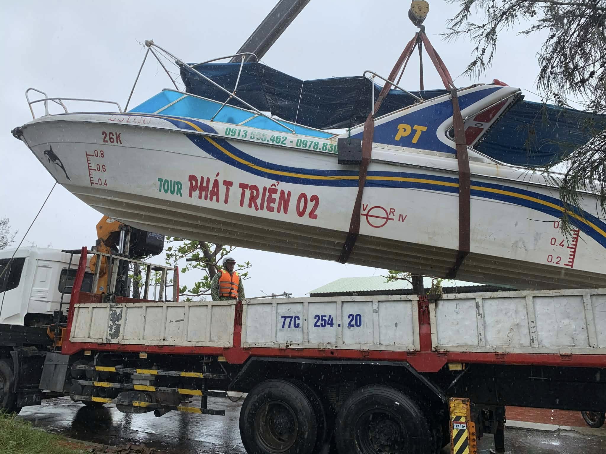 Quy Nhơn ngập lụt: Nhiều người trẻ tình nguyện lao vào vùng lũ giúp dân - Ảnh 2.